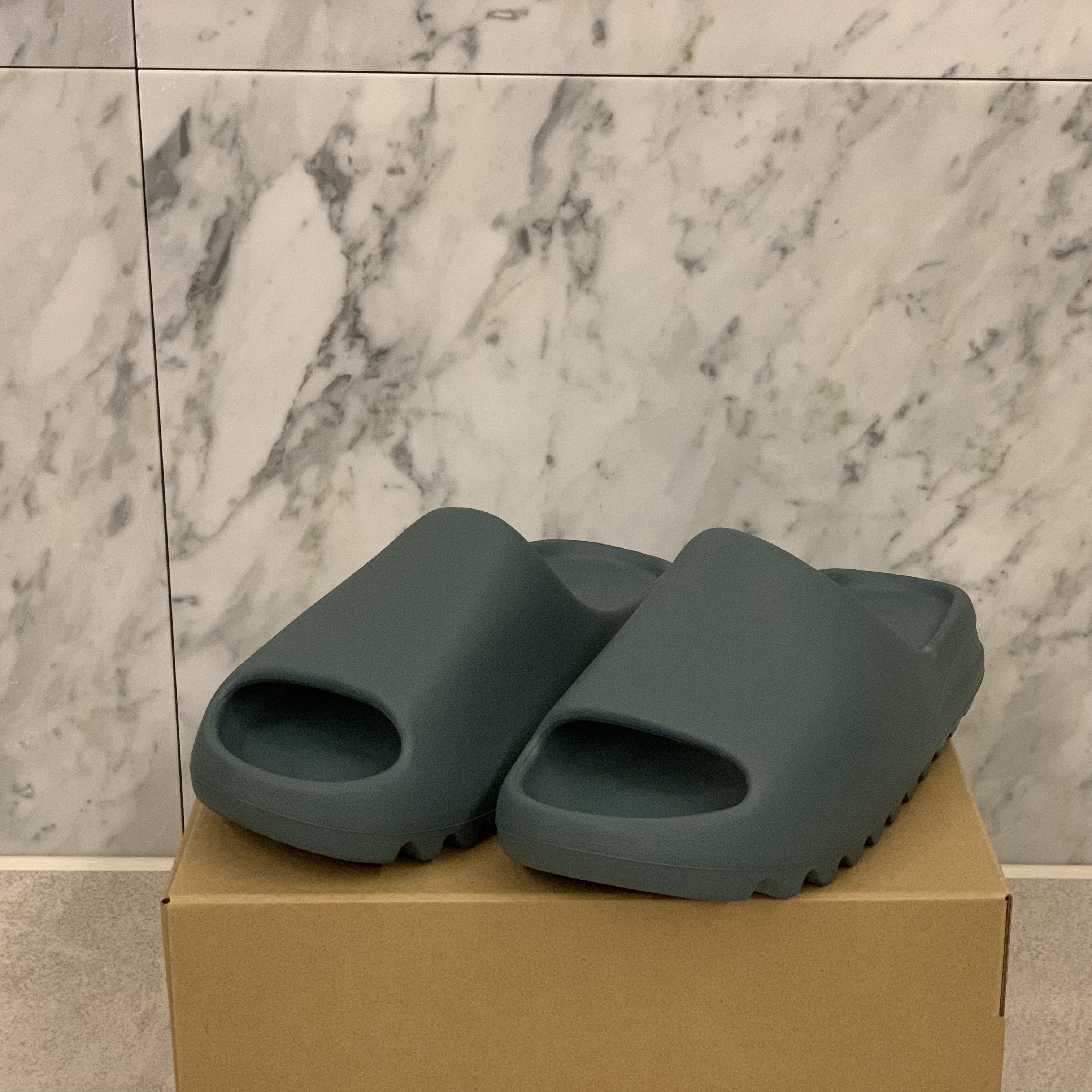 Adidas Yeezy Slide Slate Marine 착용 스타일 - 2
