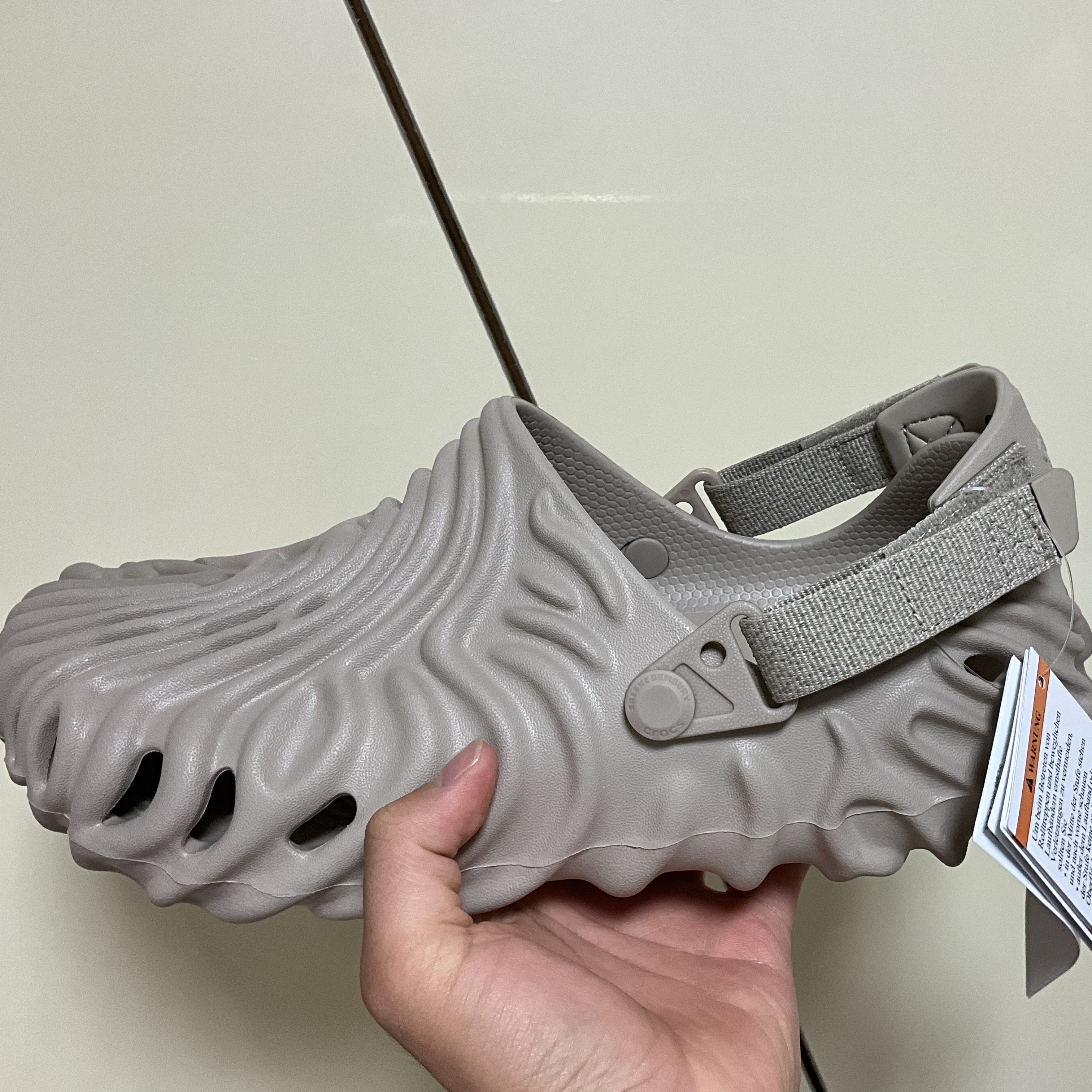 Crocs x Salehe Bembury Pollex Clog Horchata 착용 스타일