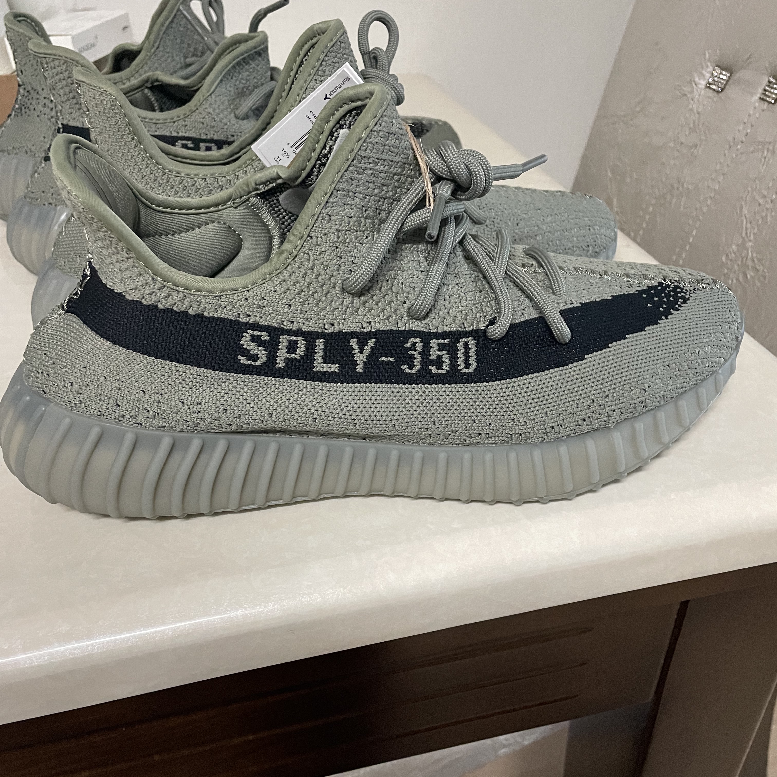 Adidas Yeezy Boost 350 V2 Granite Core Black 착용 스타일 - 3