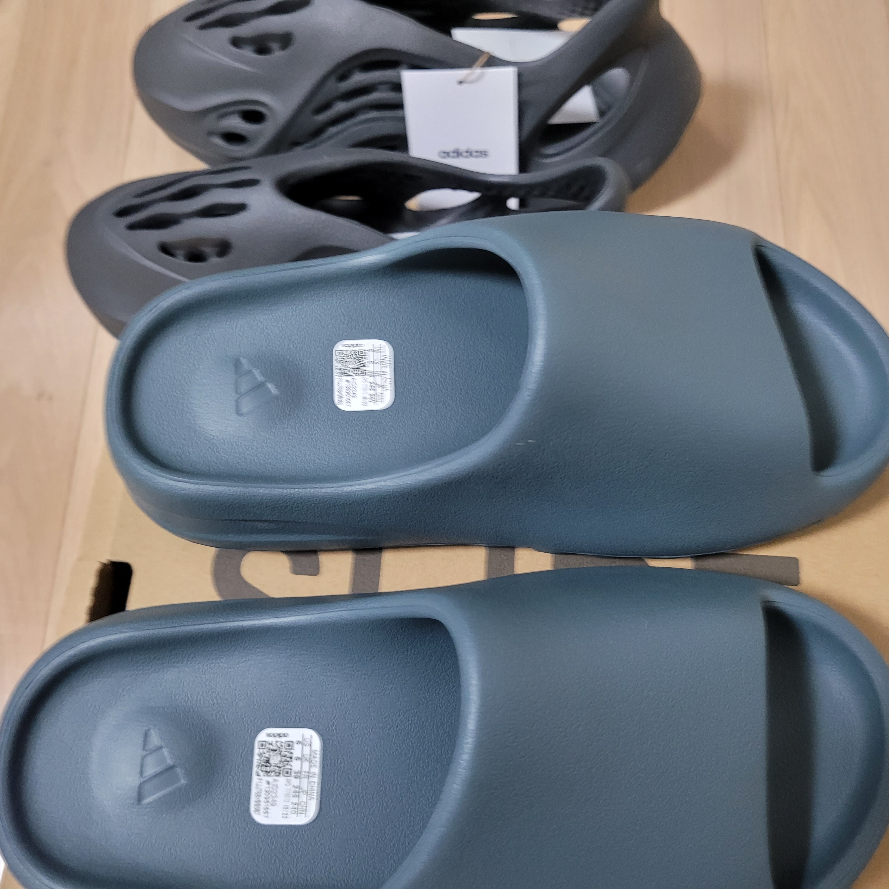 Adidas Yeezy Slide Slate Marine 착용 스타일 - 2