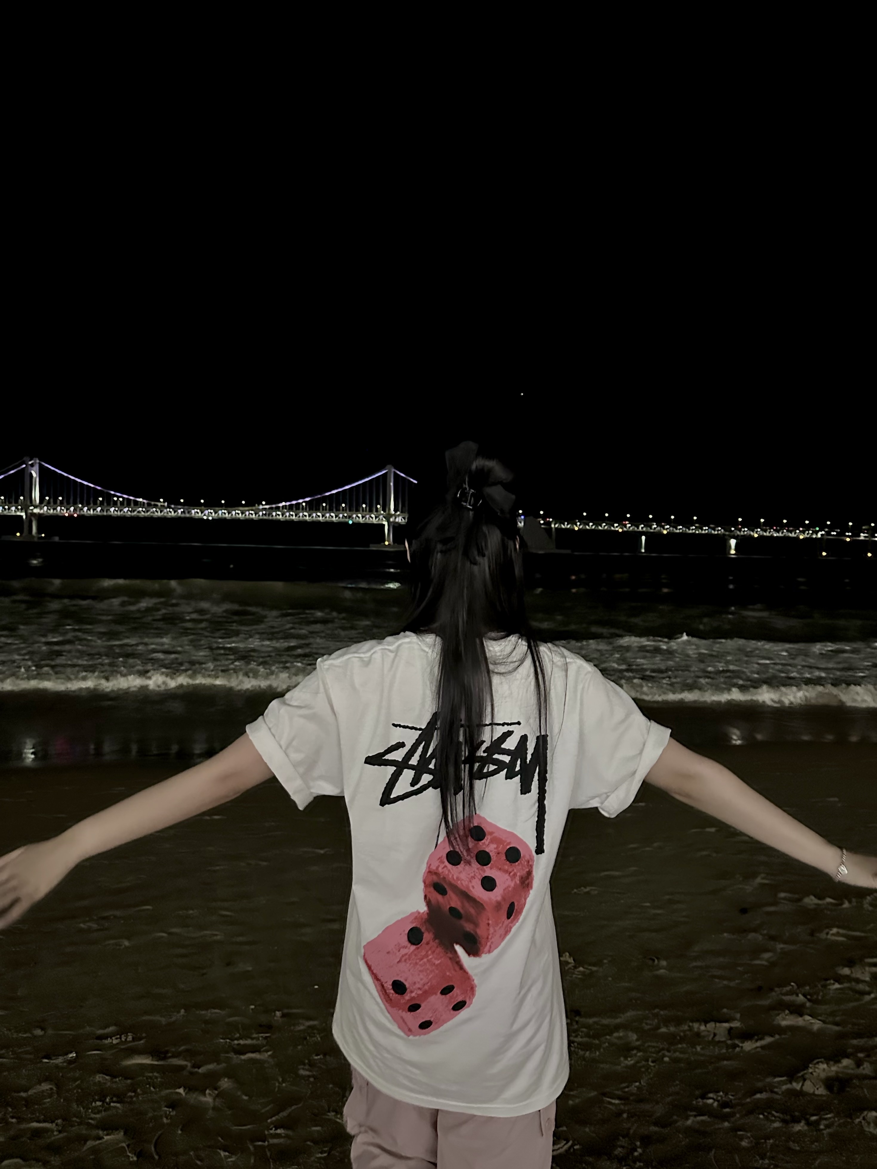 Stussy Fuzzy Dice T-Shirt White 착용 스타일