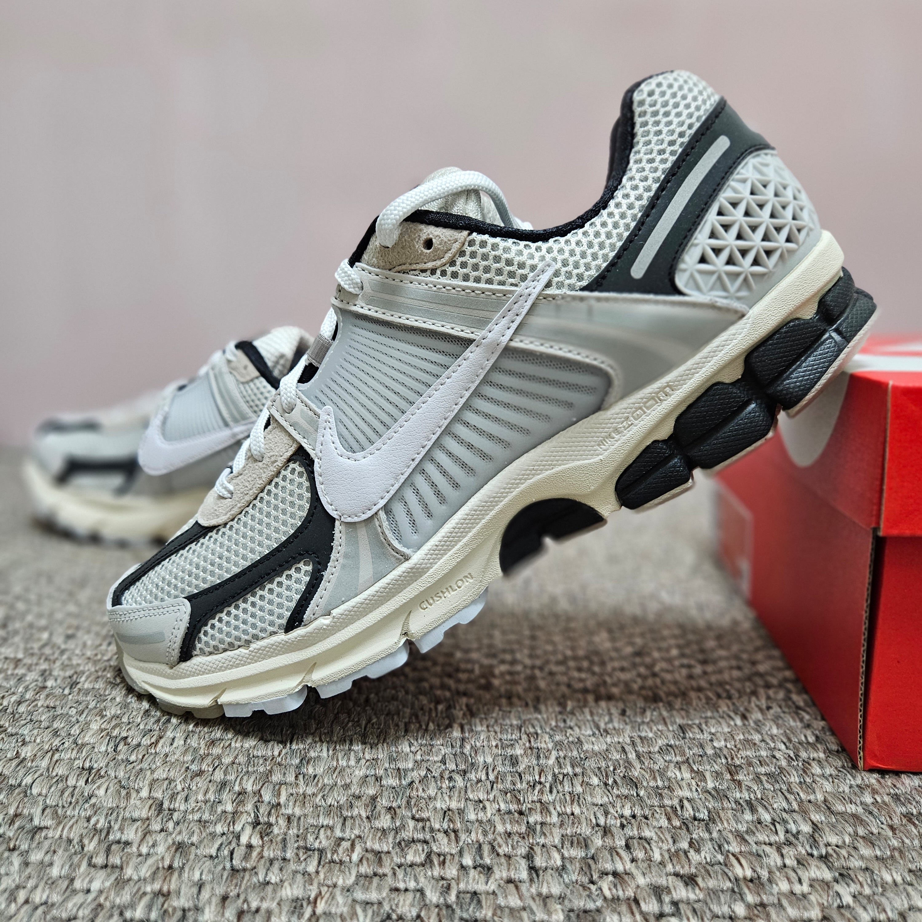Nike Zoom Vomero 5 Light Bone and Black 착용 스타일 - 1