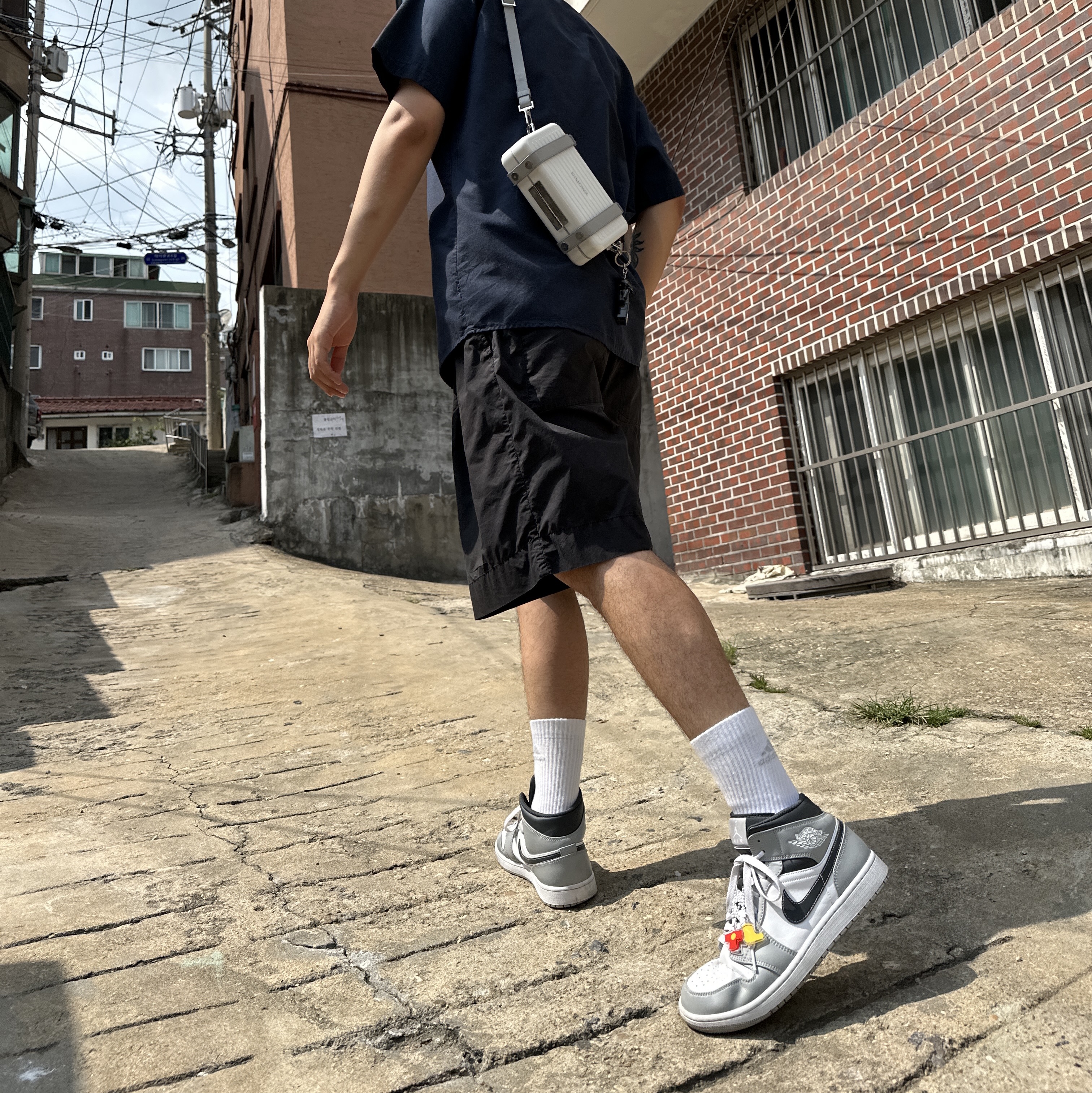 Jordan 1 Mid Light Smoke Grey Anthracite, Rimowa Personal Polycarbonate Crossbody Bag White 착용 스타일