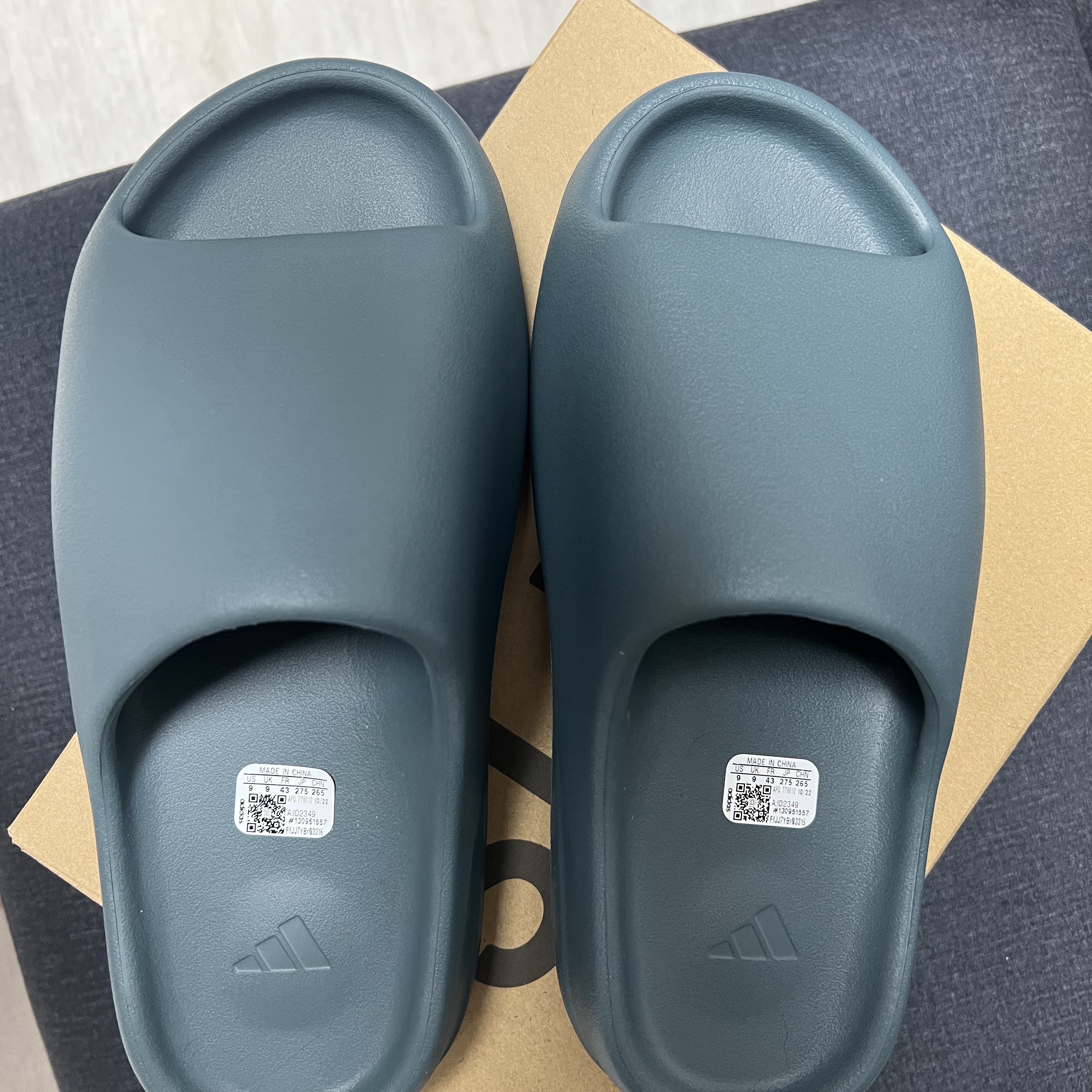 Adidas Yeezy Slide Slate Marine 착용 스타일 - 1