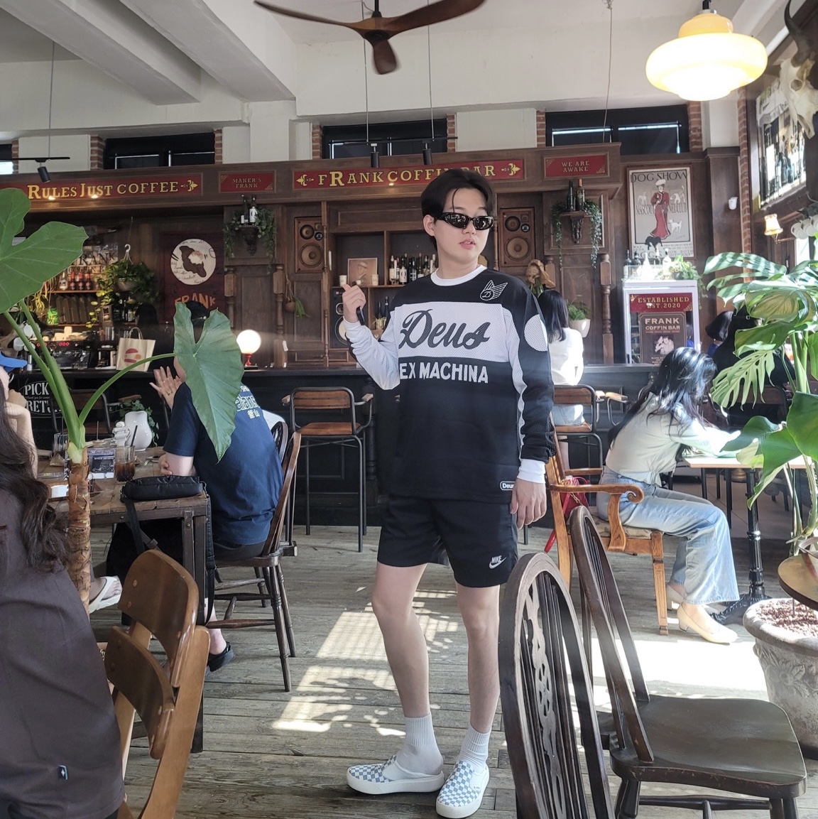 Balenciaga Swift Oval Sunglasses Black, Deus Ex Machina Saber Moto Jersey Black 착용 스타일 - 2