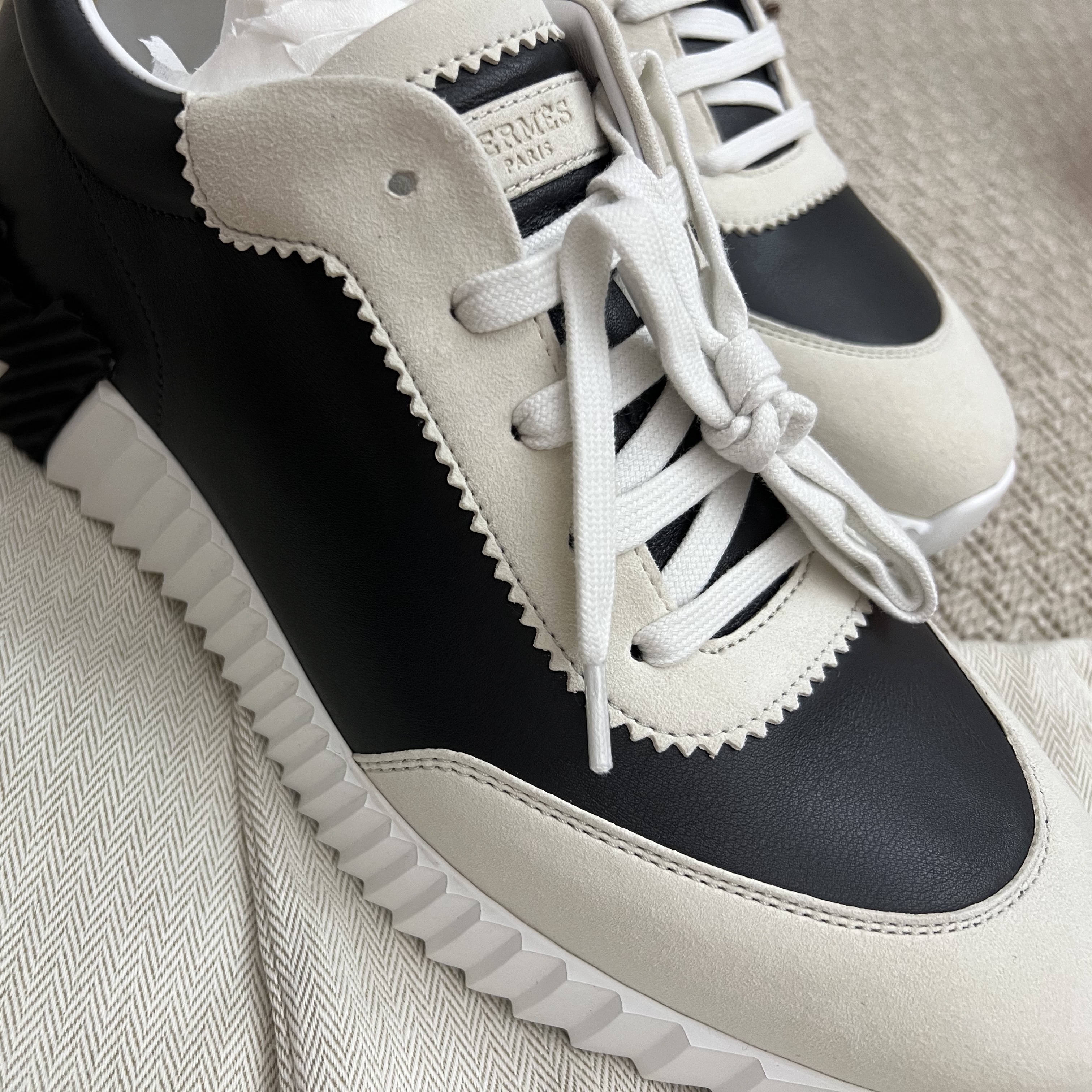 Hermes Bouncing Sneakers Calfskin Suede Goatskin & Gris Anthracite 착용 스타일
