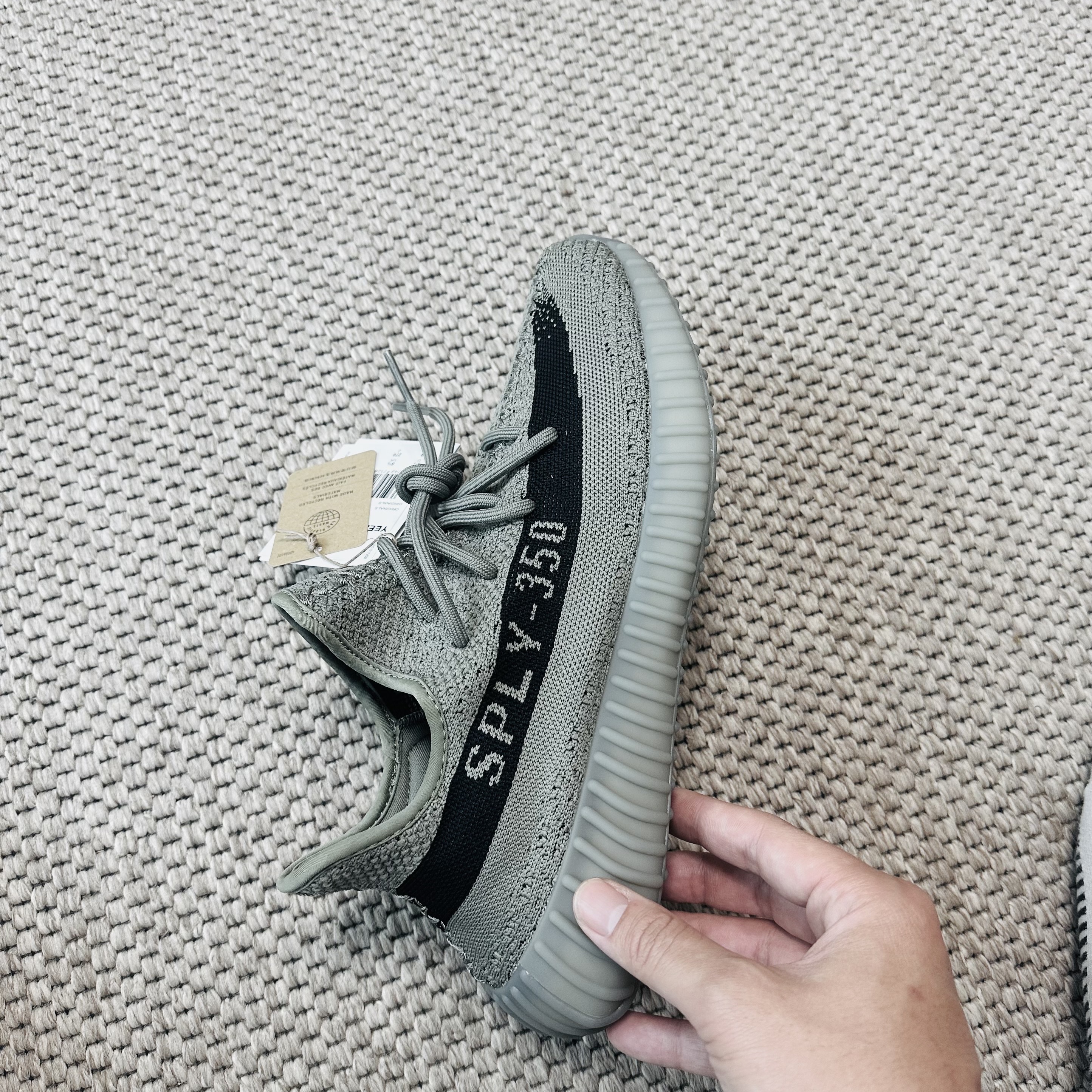 Adidas Yeezy Boost 350 V2 Granite Core Black 착용 스타일