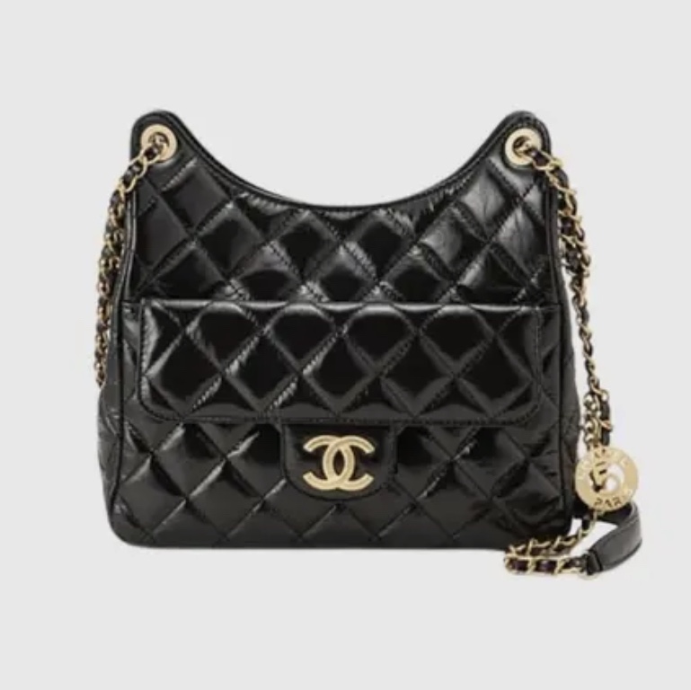 Chanel Hobo Handbag Shiny Crumpled Calfskin & Gold Black 착용 스타일