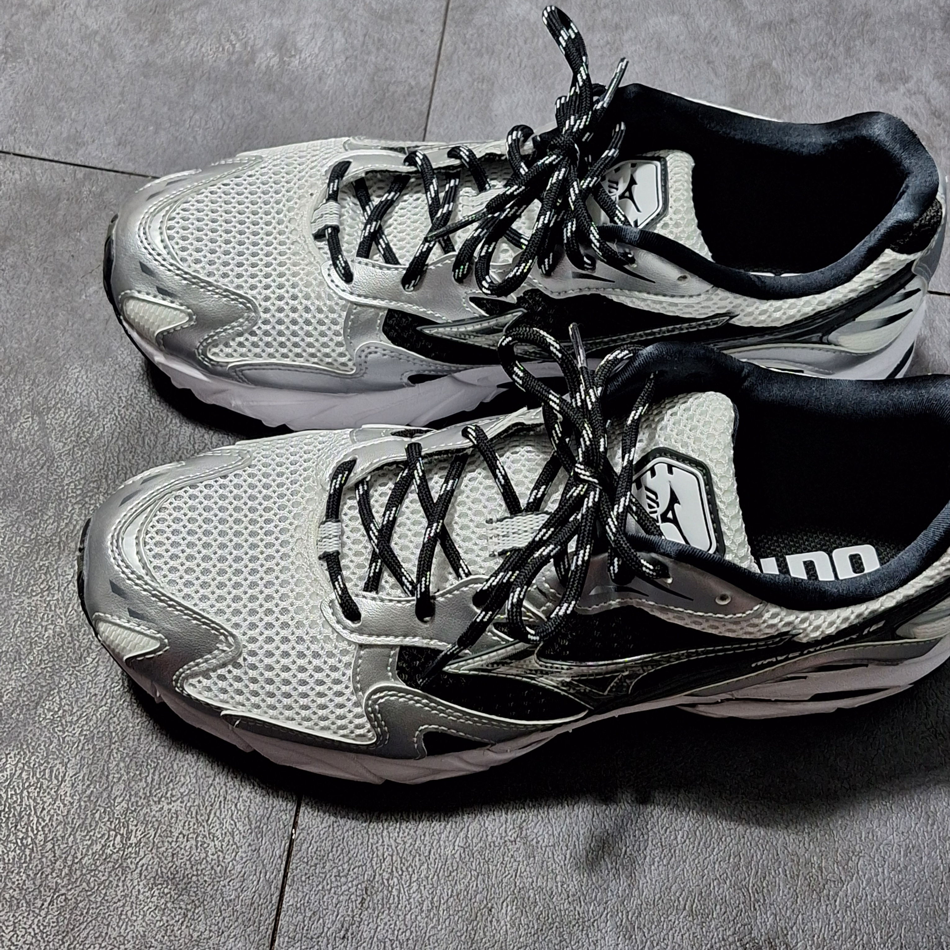 Mizuno Wave Rider 10 White Silver Black 착용 스타일
