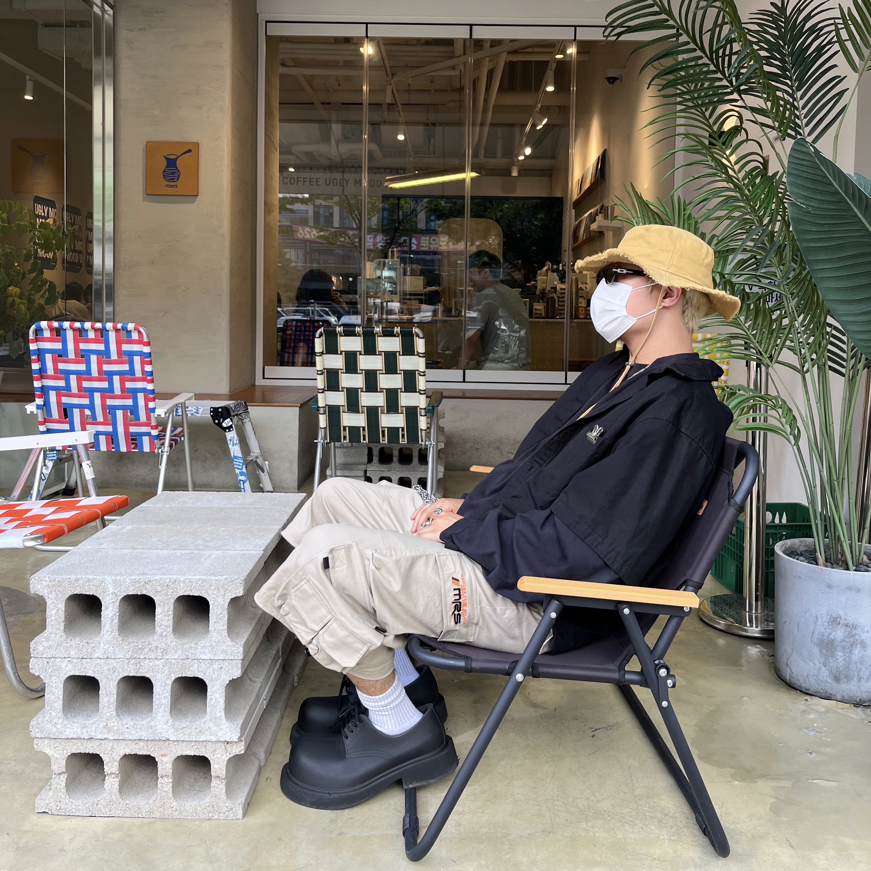 Jacquemus Le Bob Artichaut Bucket Hat Beige, Balenciaga Steroid Derby Black 착용 스타일