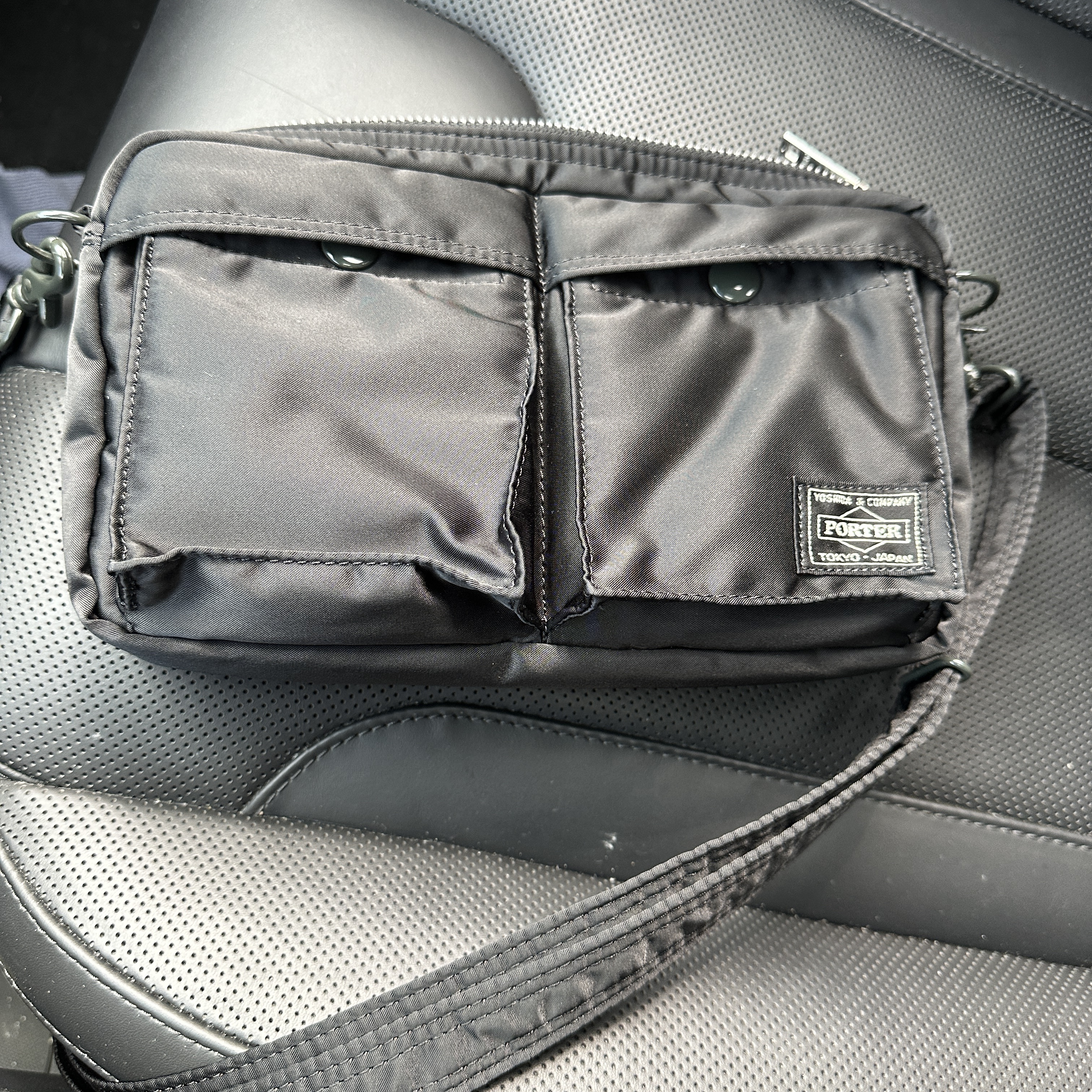 Porter Tanker Shoulder Bag Black 착용 스타일