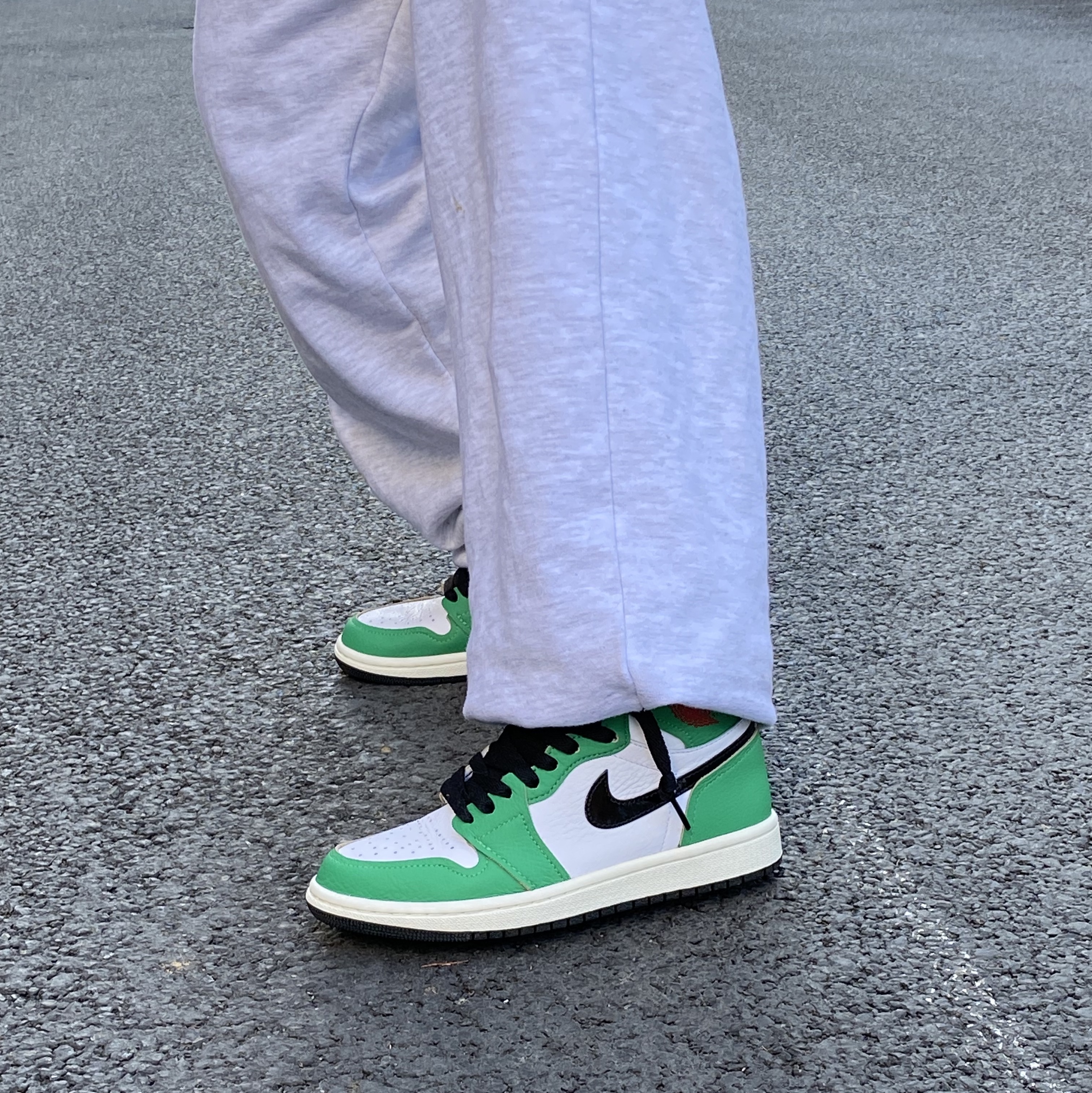 (W) Jordan 1 Retro High OG Lucky Green 착용 스타일 - 2