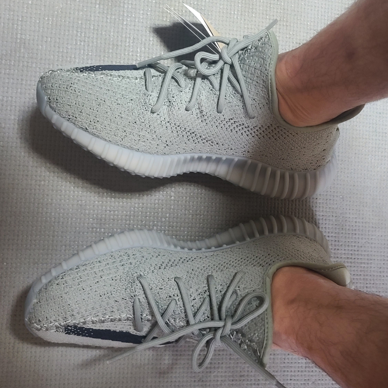 Adidas Yeezy Boost 350 V2 Granite Core Black 착용 스타일 - 2