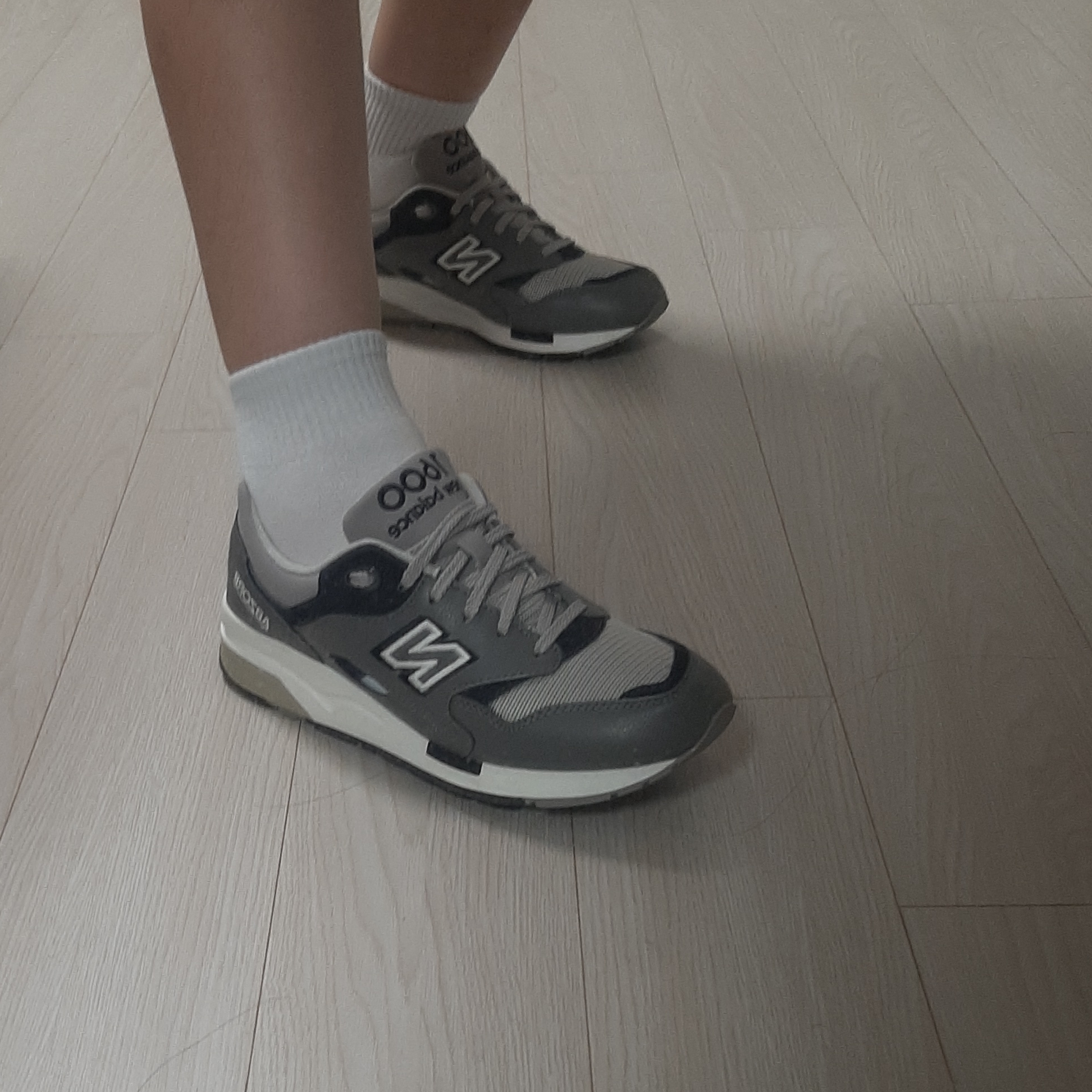 New Balance 1600 Legacy Grey 착용 스타일 - 1
