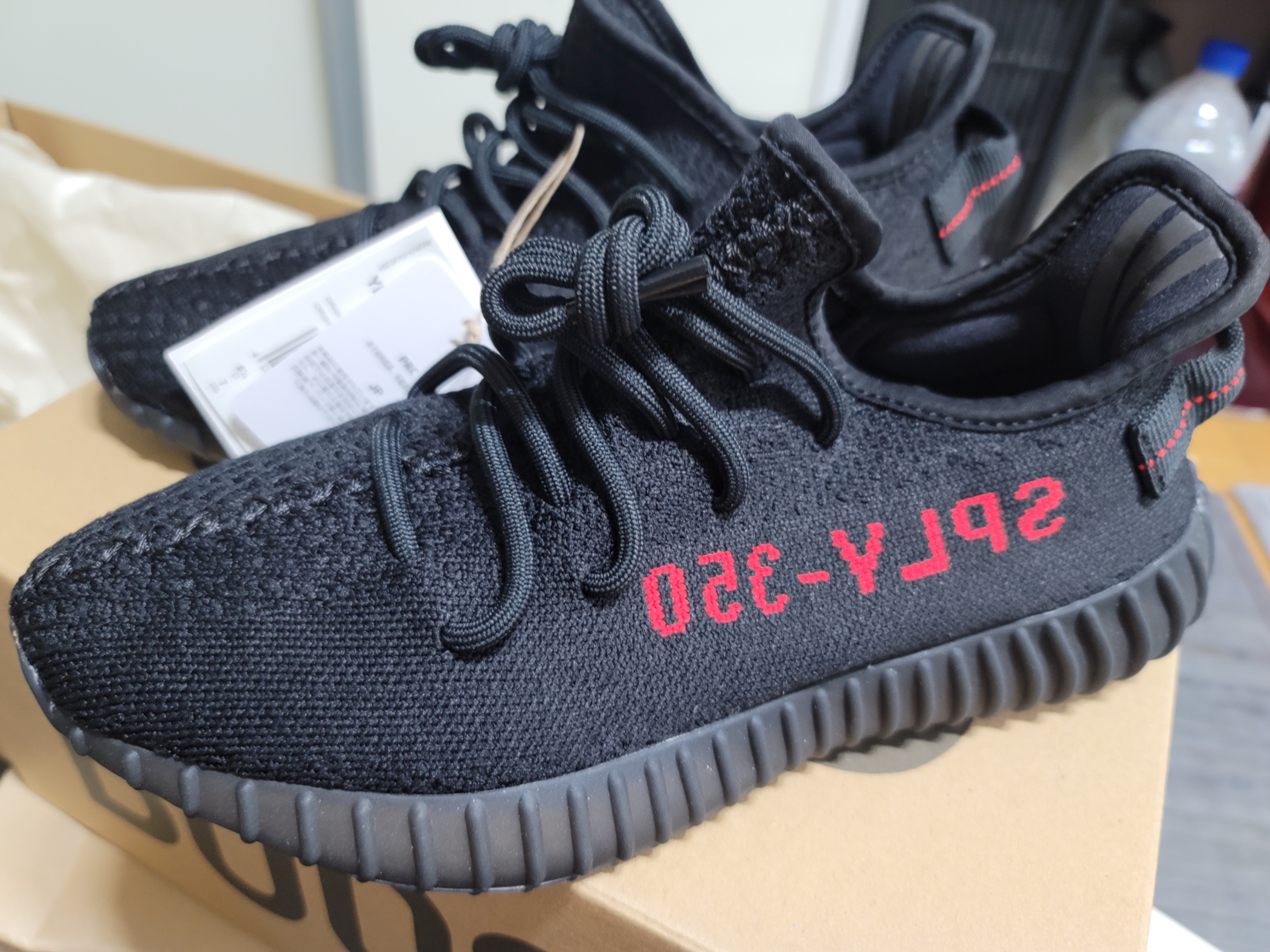 Adidas Yeezy Boost 350 V2 Black Red 2020 착용 스타일 - 2