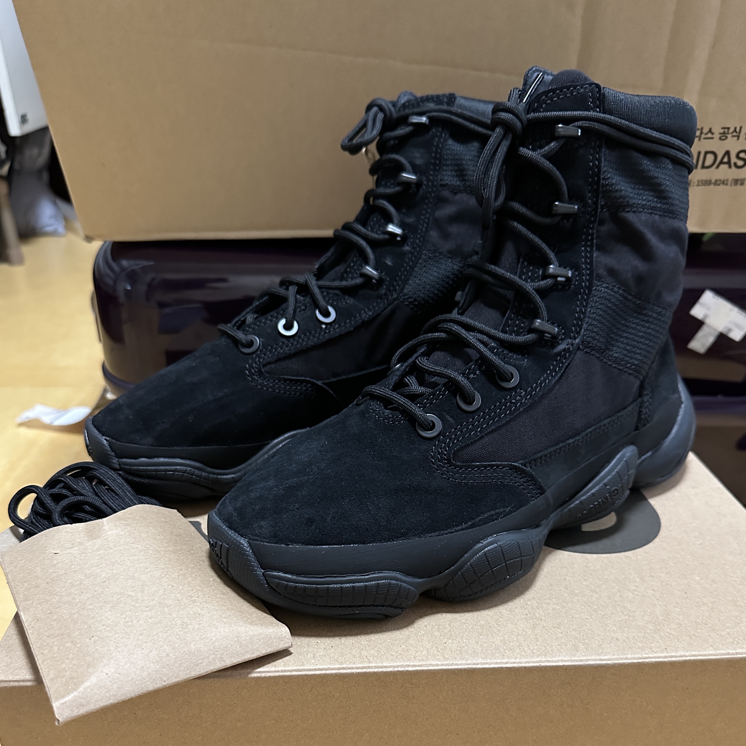 Adidas Yeezy 500 High Tactical Utility Black 착용 스타일 - 2
