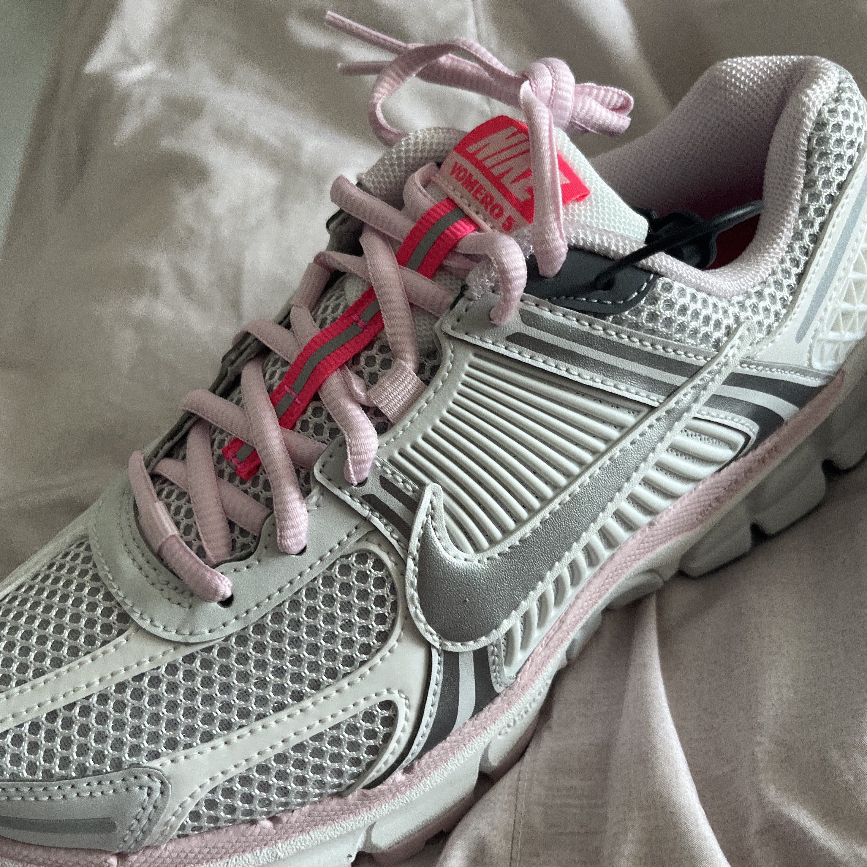 (W) Nike Zoom Vomero 5 Photon Dust Metallic Silver 착용 스타일