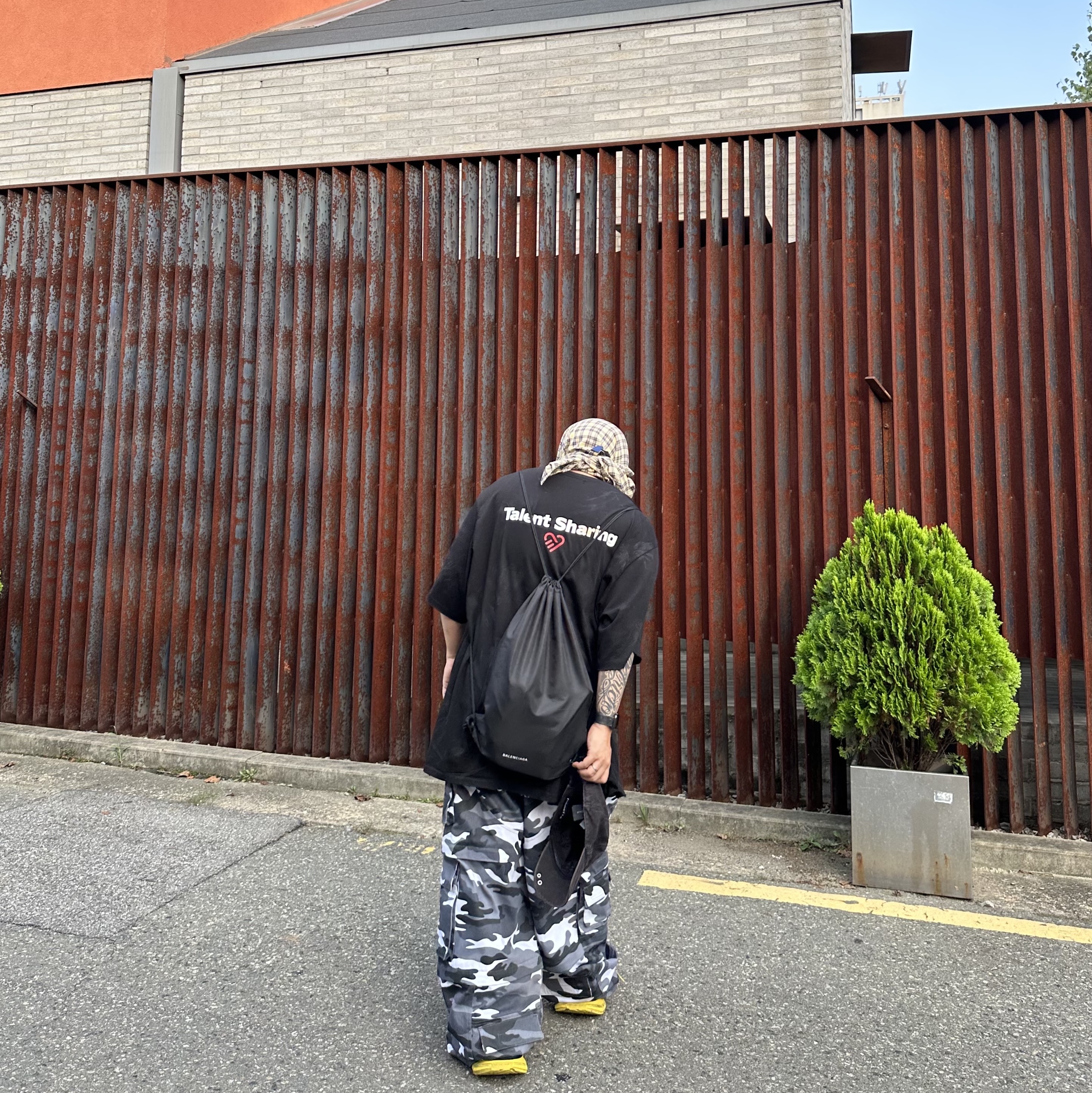 Project G/R Orgasm Donor T-Shirt Dirty Black, Project G/R Oversized Convertible Cargo Pants City Camo 착용 스타일