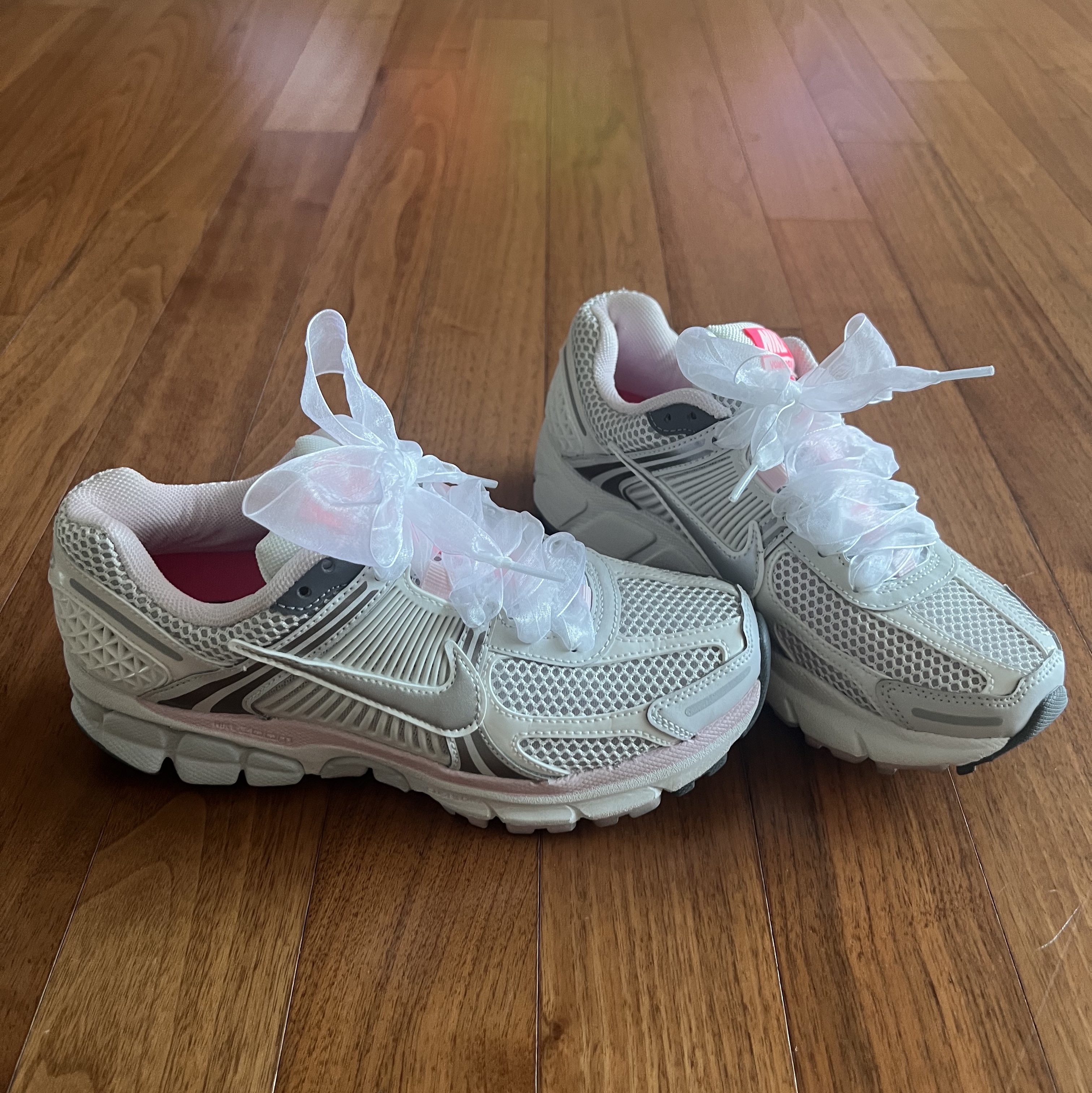(W) Nike Zoom Vomero 5 Photon Dust Metallic Silver 착용 스타일