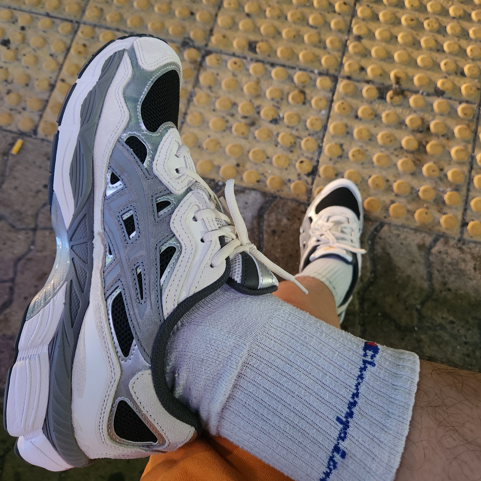 Asics Gel-NYC Black Clay Grey 착용 스타일 - 2