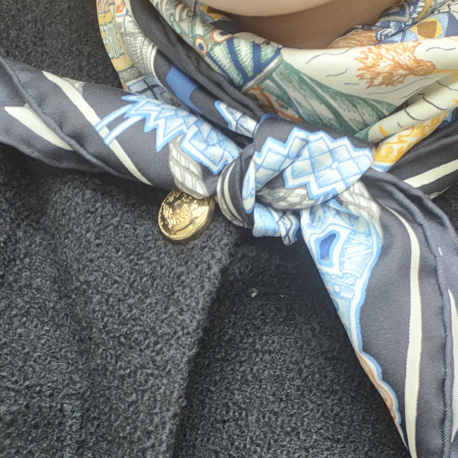 (W) Hermes Super Silk Quest Scarf 90 Noir Bleu Beige 착용 스타일