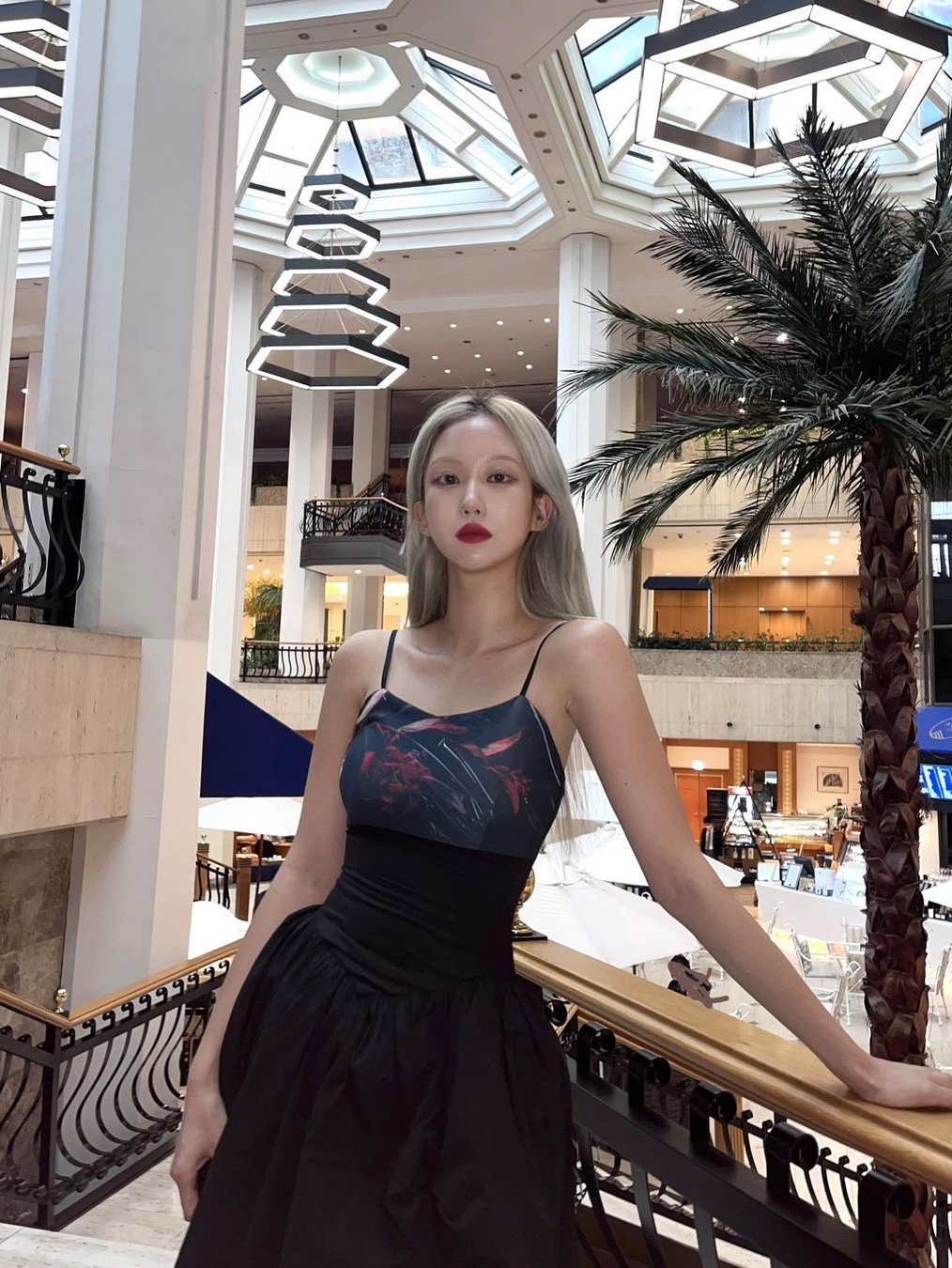 Darling You're Bad Women Unbalanced Shirring Long Dress Black, Darling You're Bad Women Unbalanced Shirring Long Dress Blue 착용 스타일 - 2