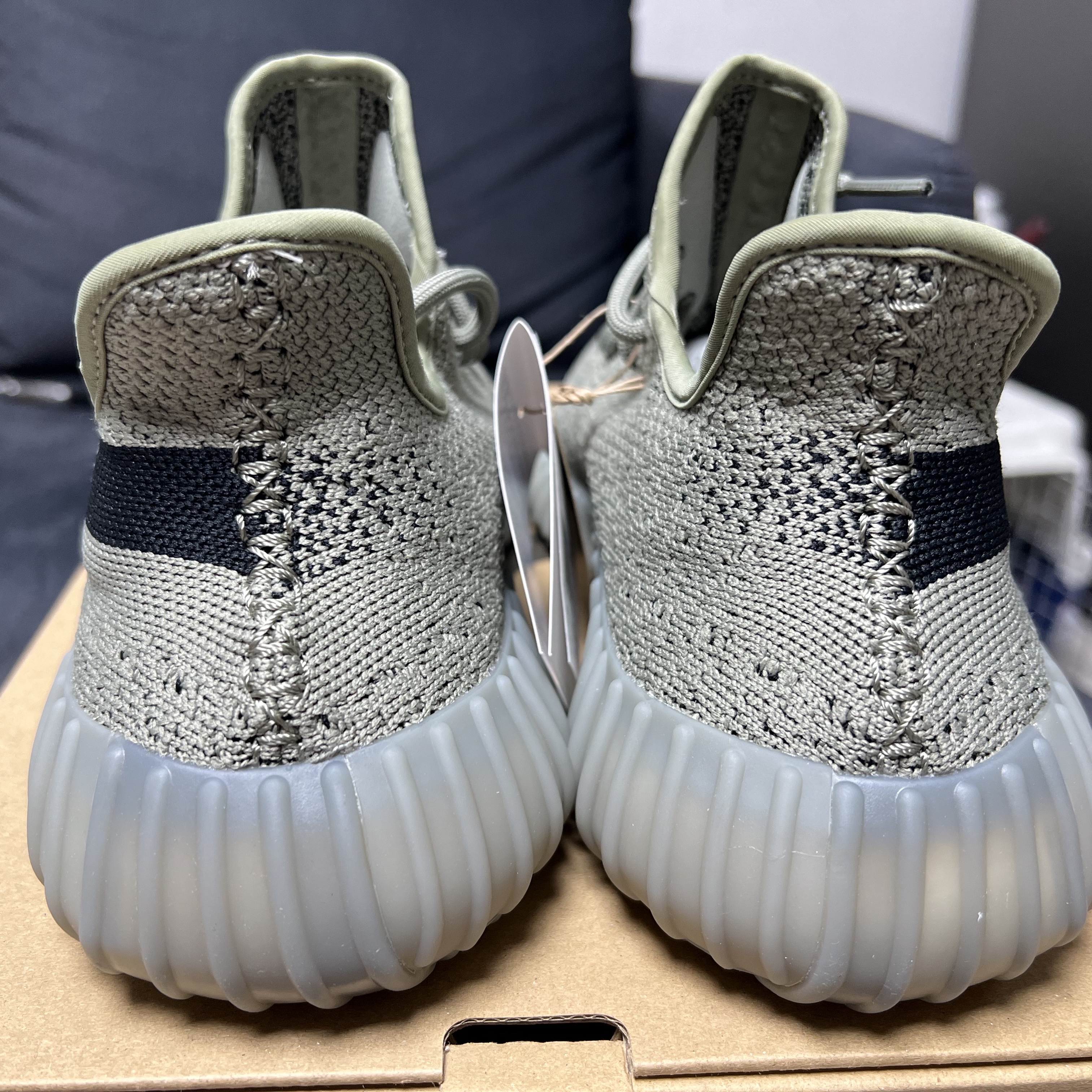 Adidas Yeezy Boost 350 V2 Granite Core Black 착용 스타일 - 3
