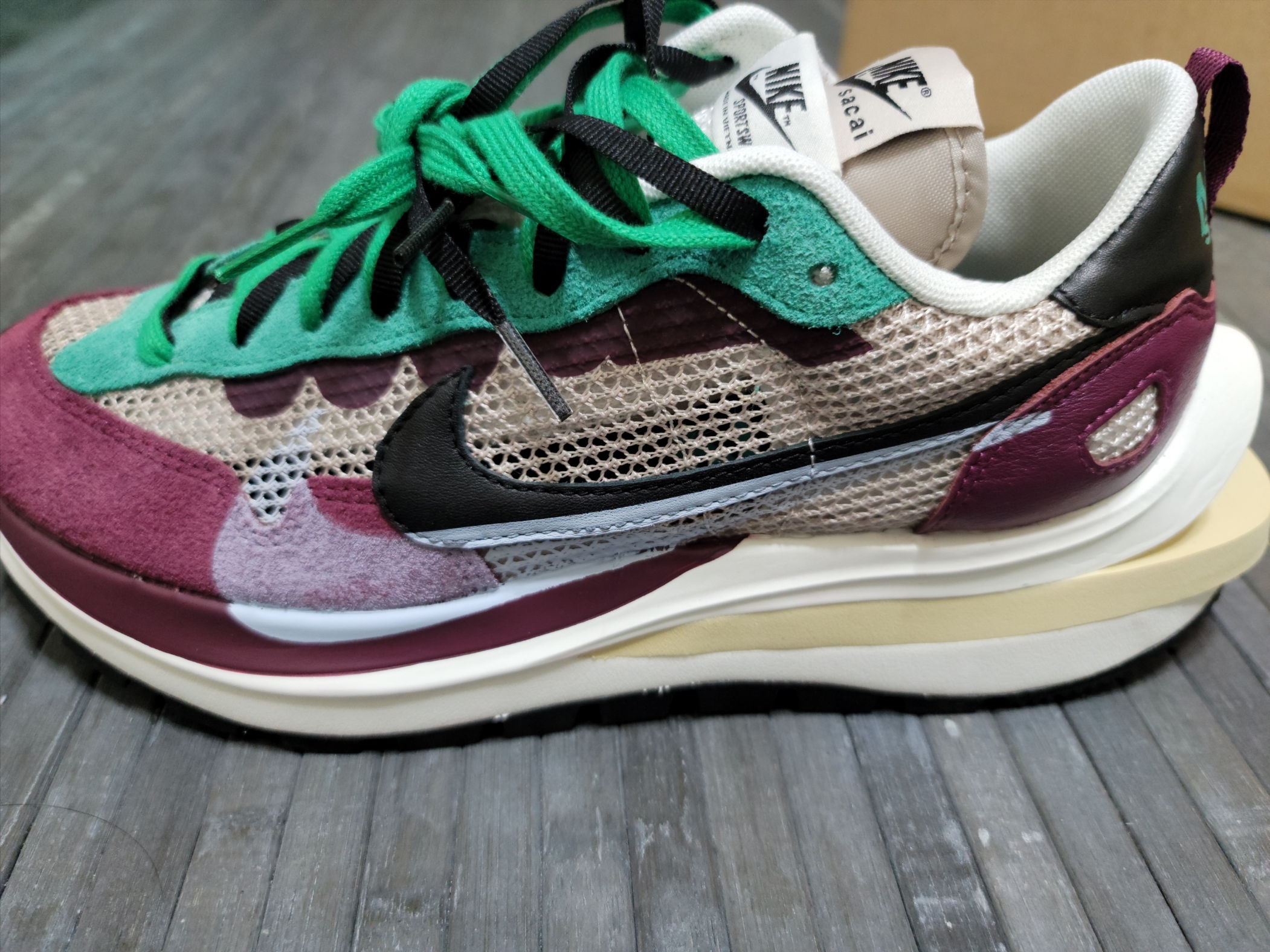 Nike x Sacai VaporWaffle String & Black Villain Red 착용 스타일 - 4