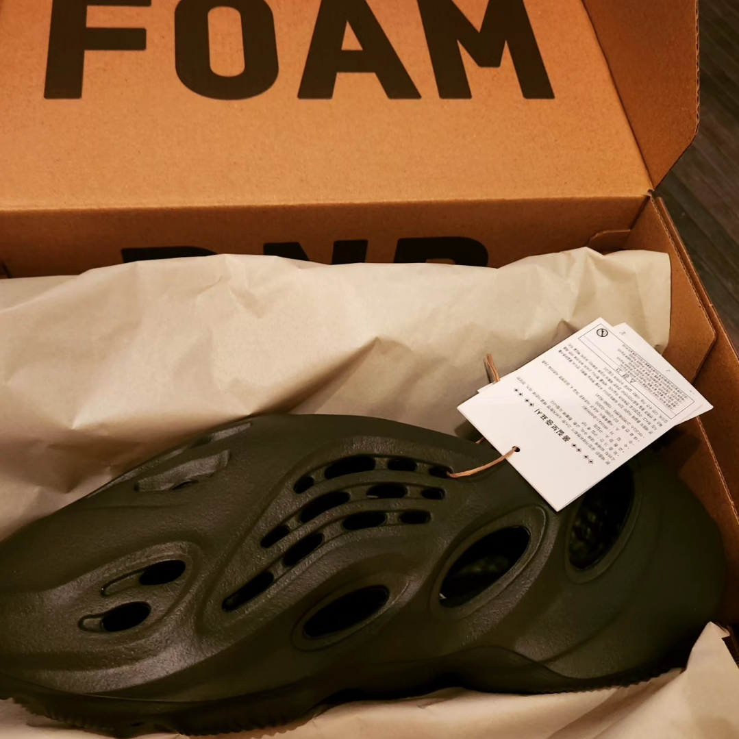 Adidas Yeezy Foam RNNR Carbon 착용 스타일 - 2