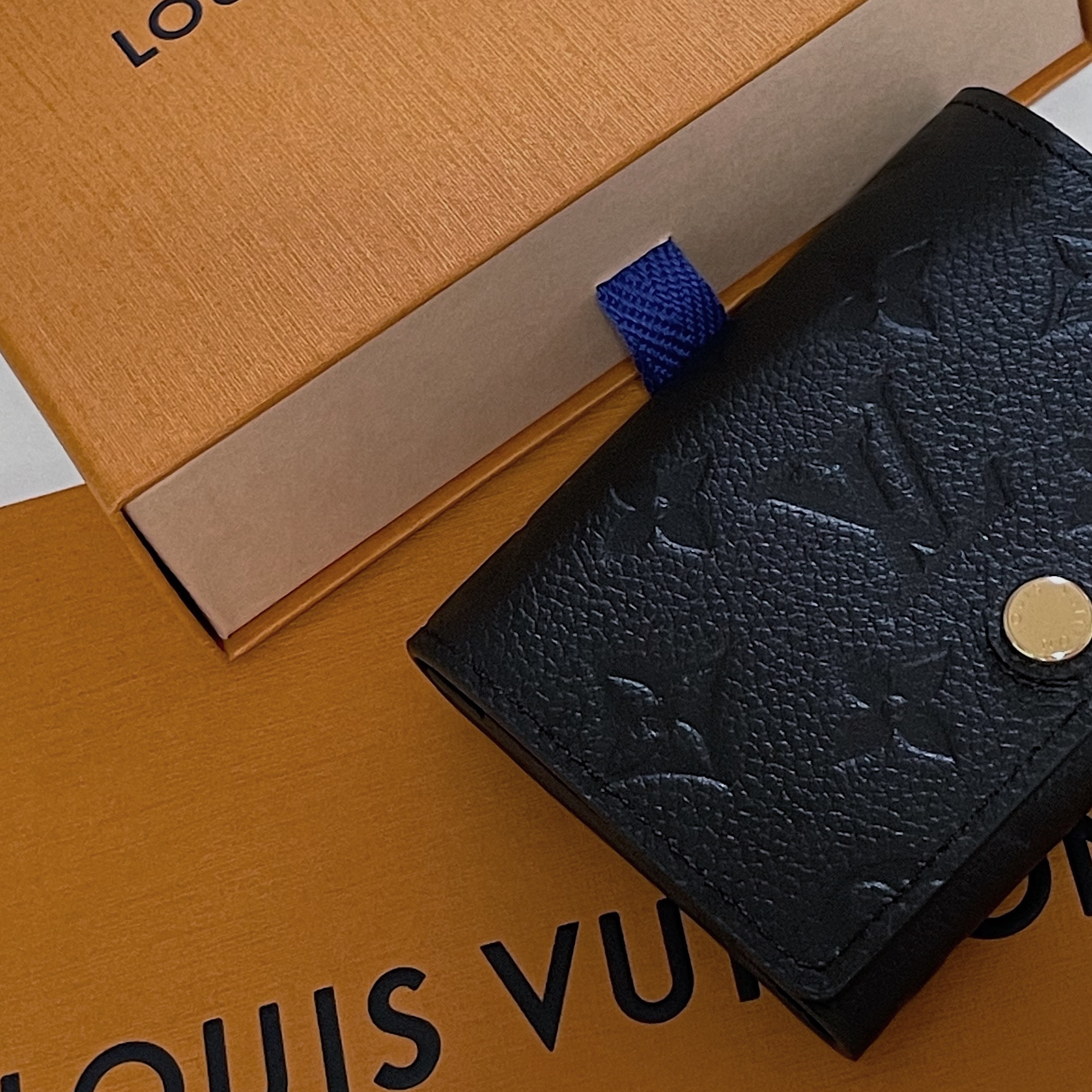 Louis Vuitton Business Card Holder Monogram Embossed Leather Black 착용 스타일