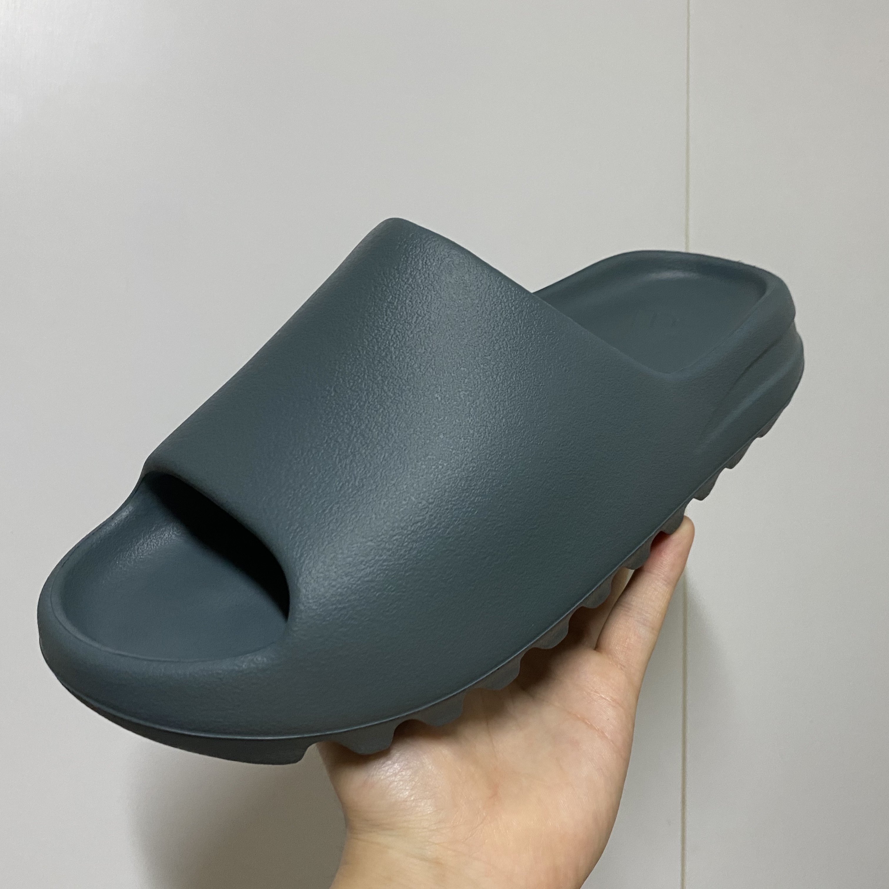 Adidas Yeezy Slide Slate Marine 착용 스타일