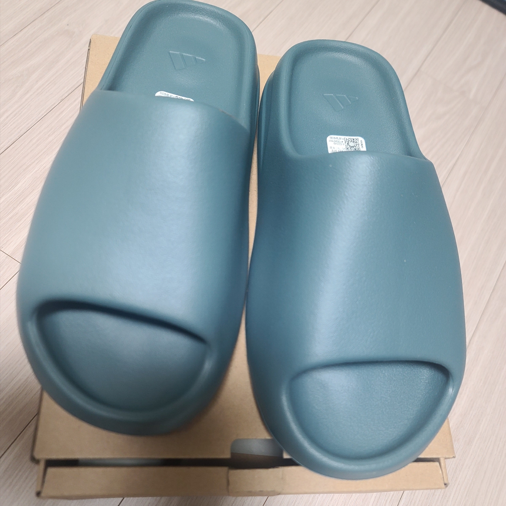 Adidas Yeezy Slide Slate Marine 착용 스타일 - 4