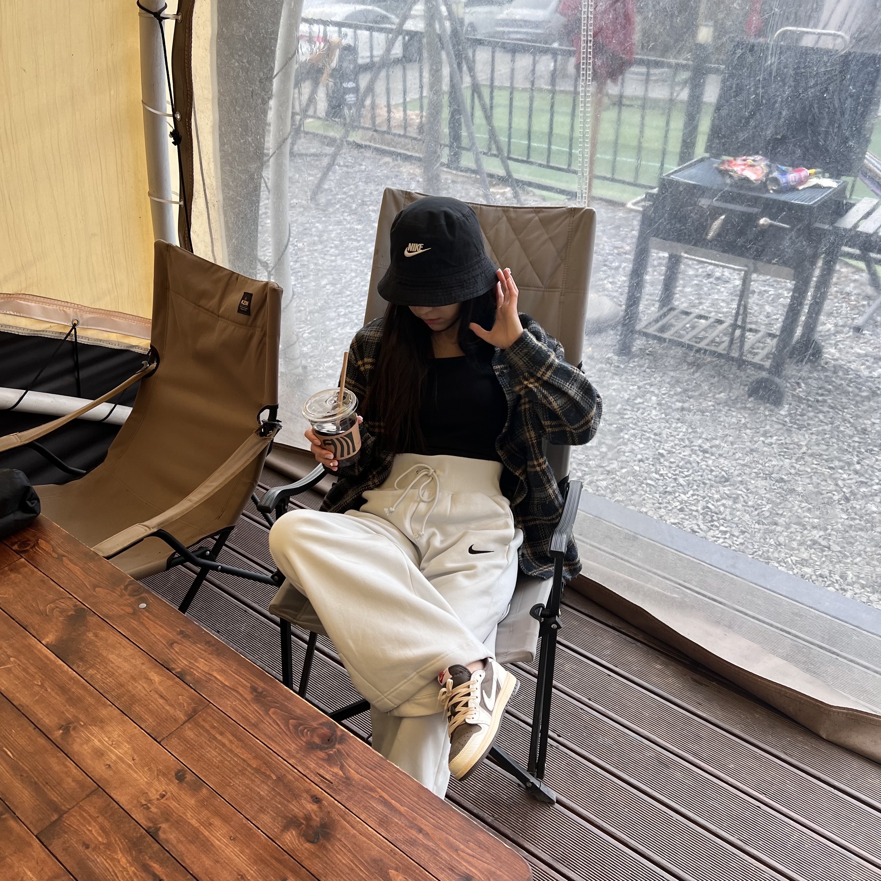 (W) Nike NSW Club Fleece Mid Rise Wide Leg Sweatpants Sanddrift White - Asia, Nike Futura Washed Bucket Hat Black 착용 스타일 - 2