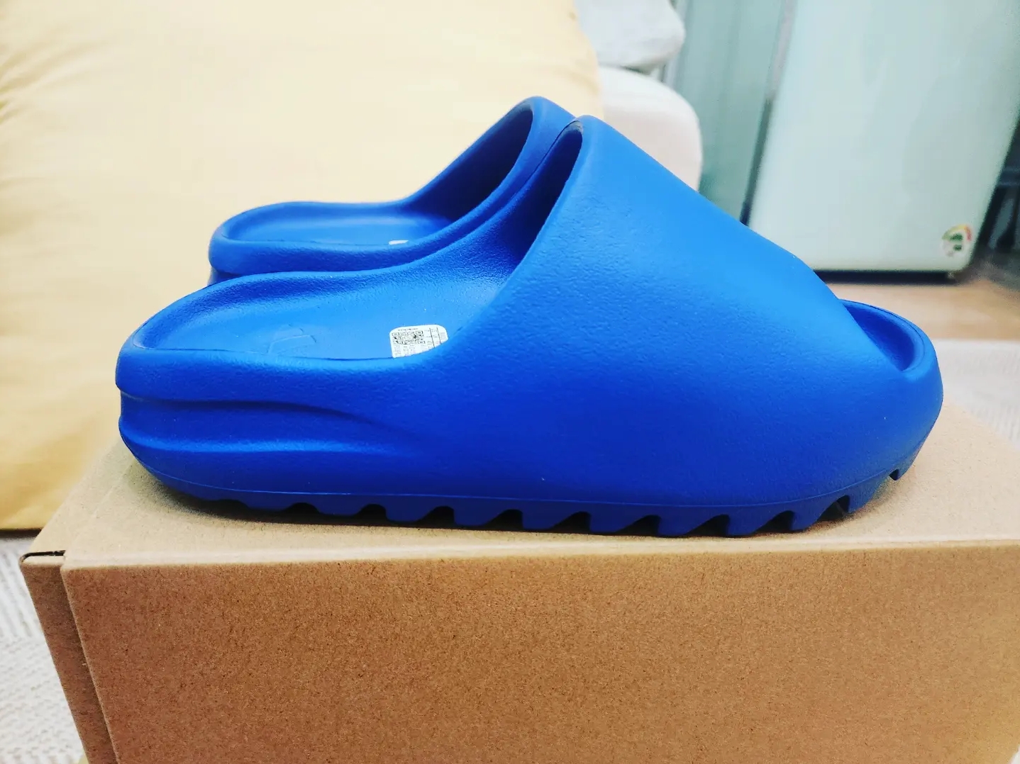 Adidas Yeezy Slide Azure 착용 스타일 - 3