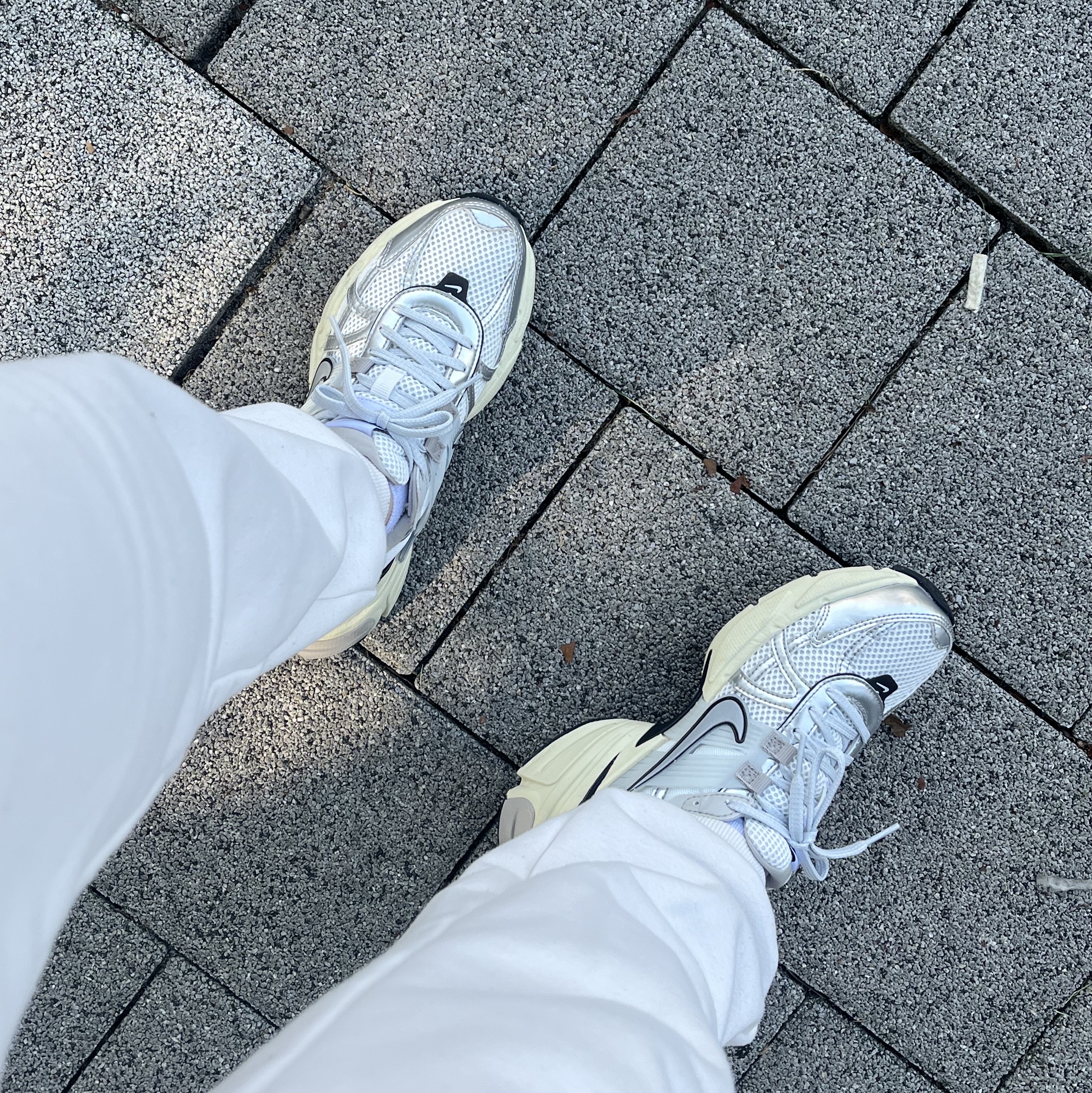 Nike V2K Run Summit White Metallic Silver 착용 스타일 - 5