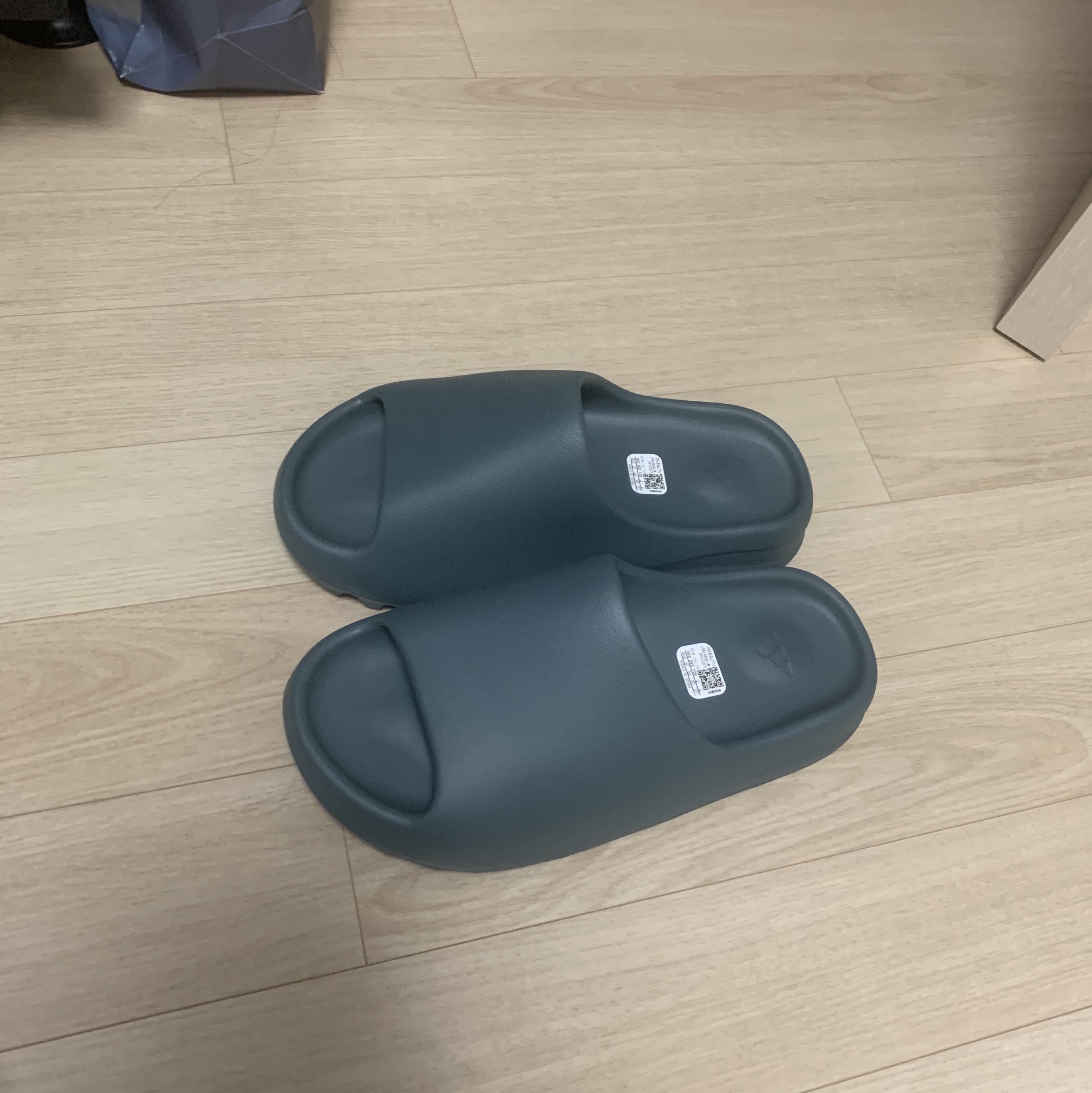Adidas Yeezy Slide Slate Marine 착용 스타일 - 2