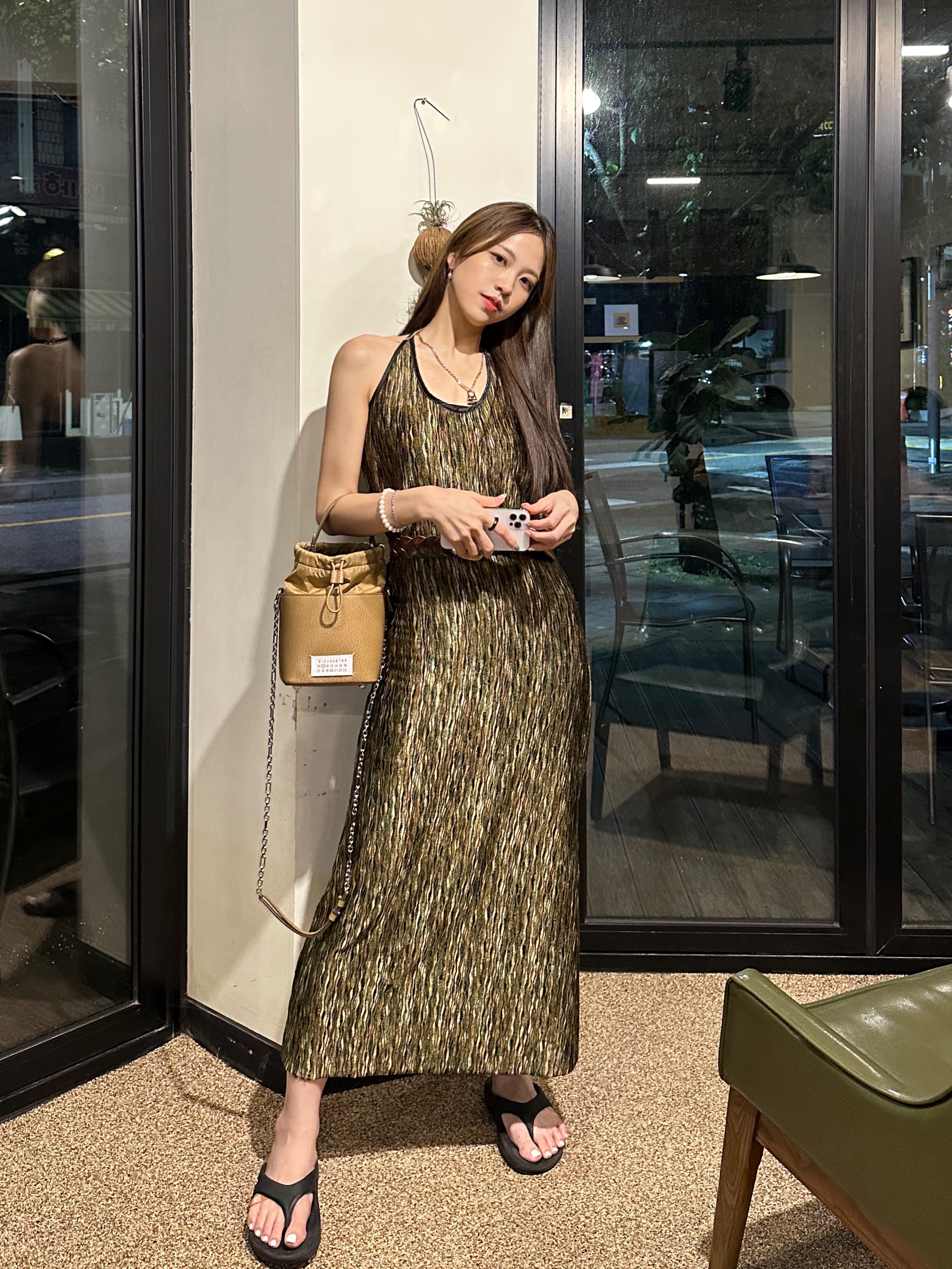 Jacquemus Le Collier Chiquito Charm Chain Necklace Light Gold, Maison Margiela 5AC Small Bucket Bag Camel 착용 스타일 - 2