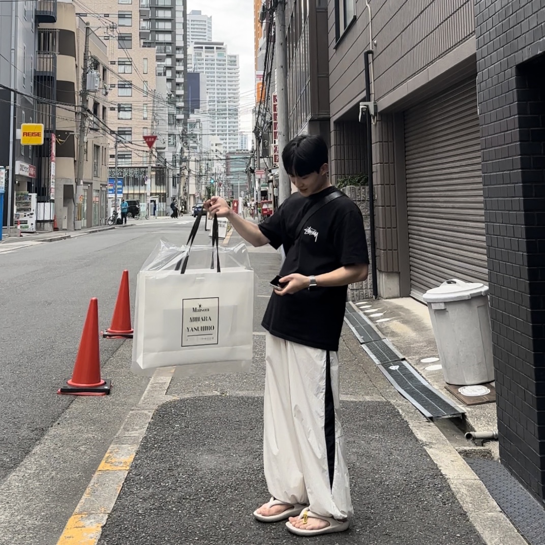Stussy Gold Lion T-Shirt Black, Maison Mihara Yasuhiro Blakey OG Sole Canvas Low-top Sneakers Black White 착용 스타일 - 1
