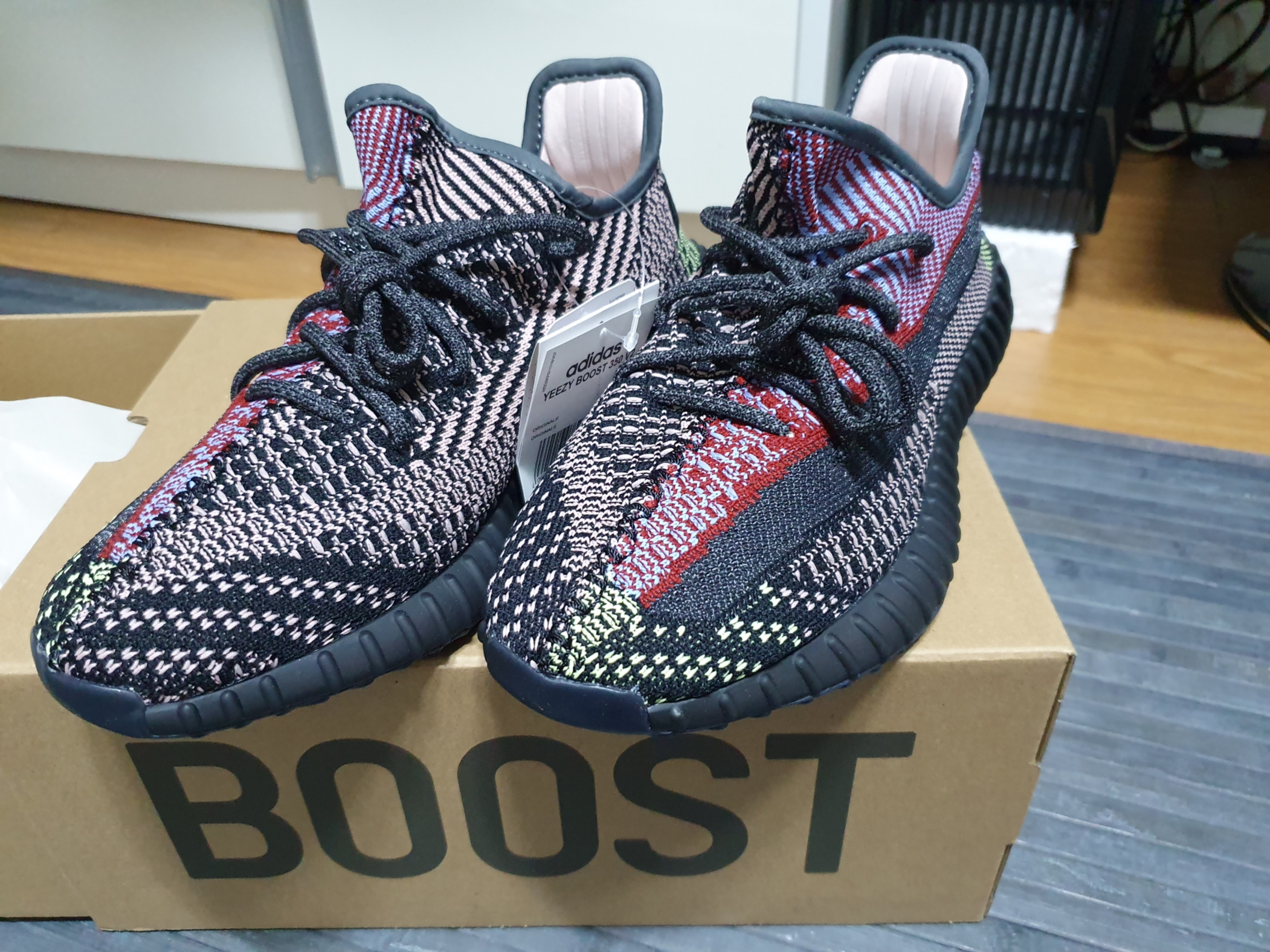 Adidas Yeezy Boost 350 V2 Yecheil - Non-Reflective 착용 스타일 - 2