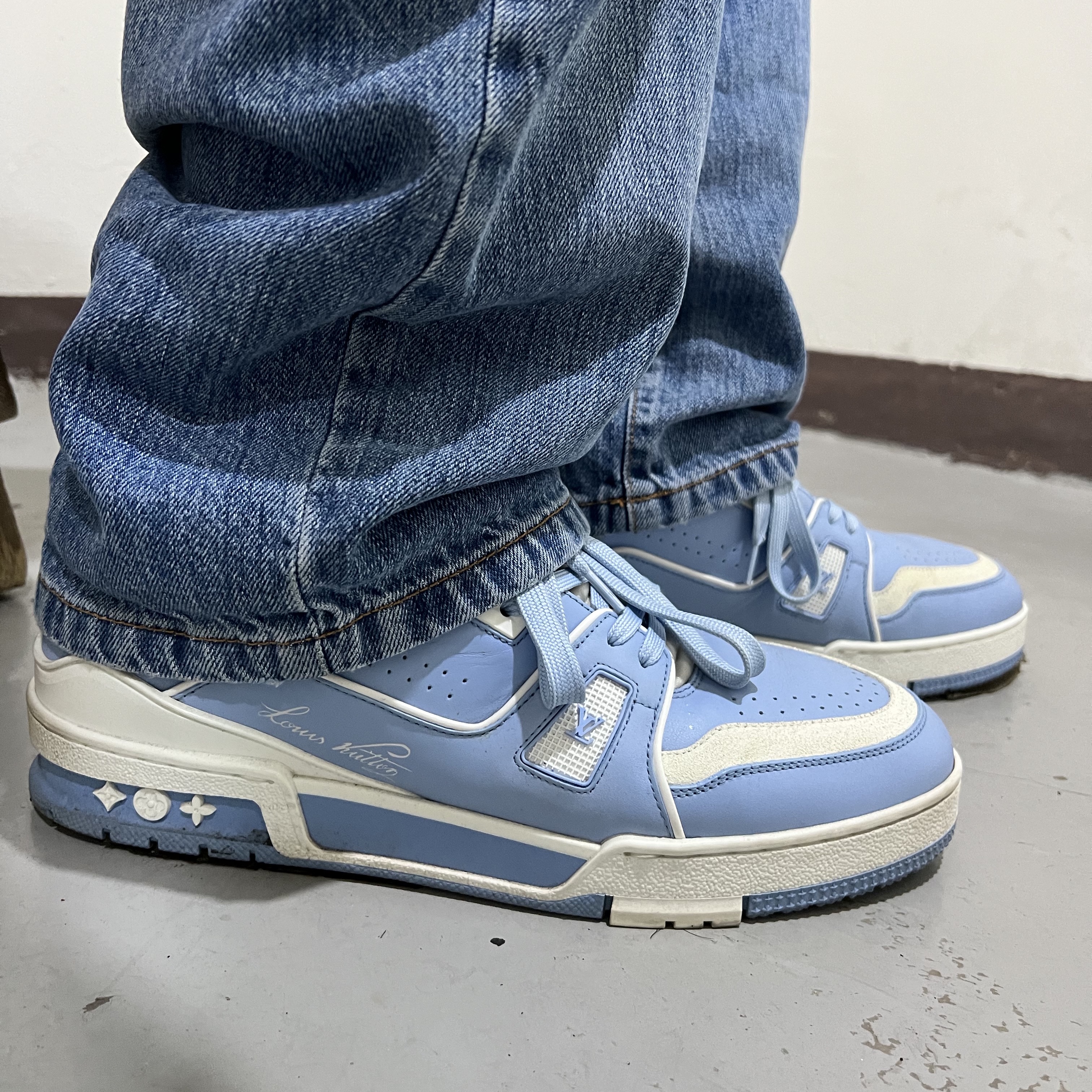 Louis Vuitton LV Trainer Sneakers Marine, Stussy Built Tough T-Shirt White 착용 스타일 - 1
