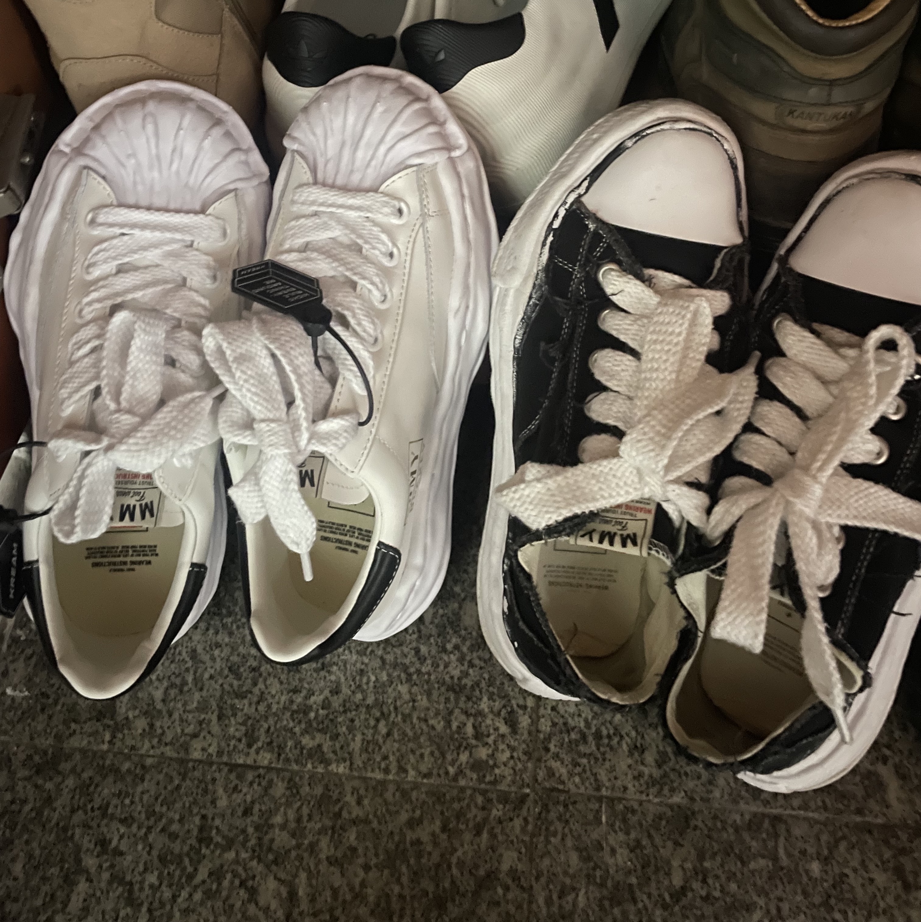 Maison Mihara Yasuhiro Blakey OG Sole Leather Low-top Sneakers White, Maison Mihara Yasuhiro Peterson OG Sole Canvas Low Sneakers Black 착용 스타일