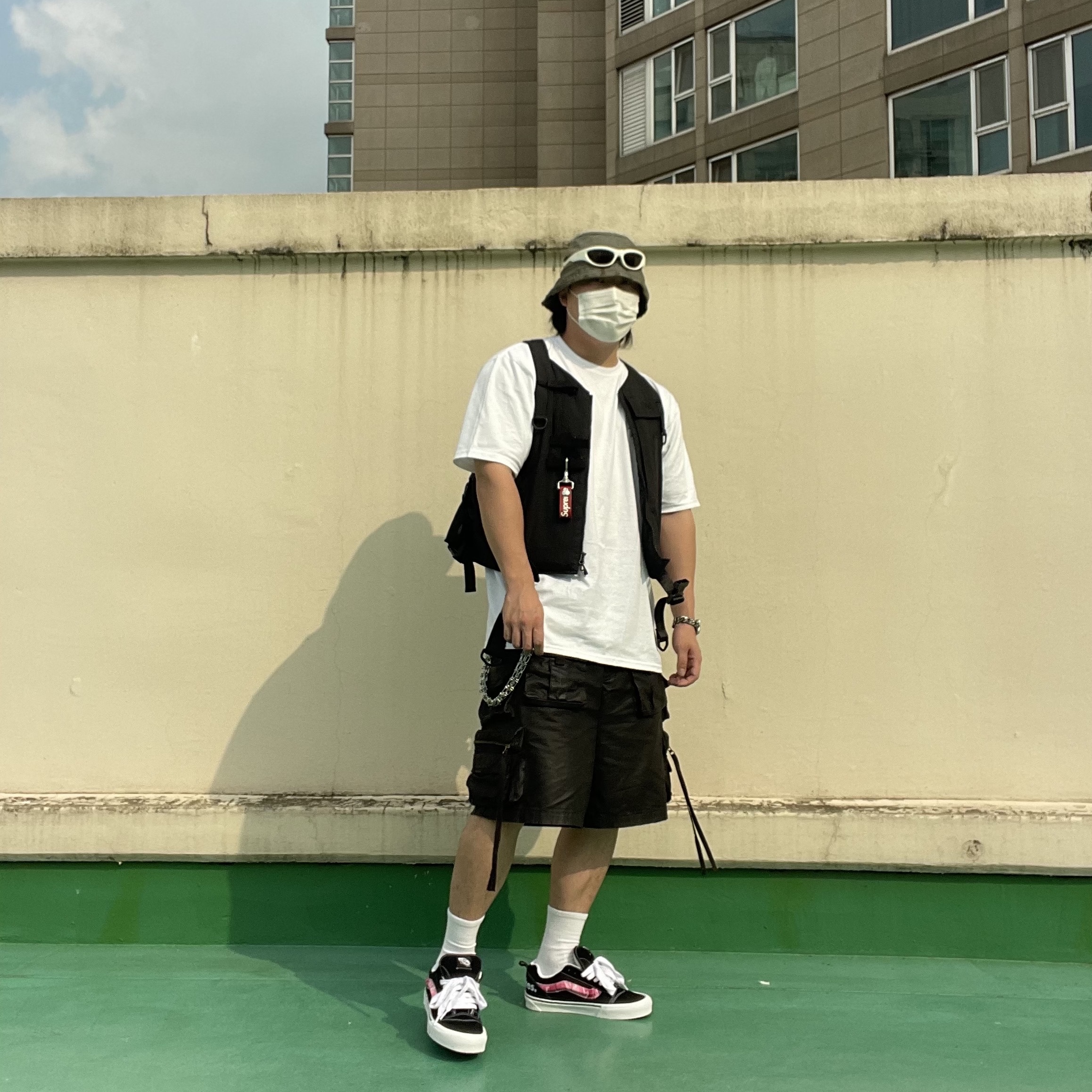 Vans x Peaches. Knu-Skool Black Pink, Undermycar Skal Multi Cargo Vintage Shorts Wren - 23SS 착용 스타일 - 1