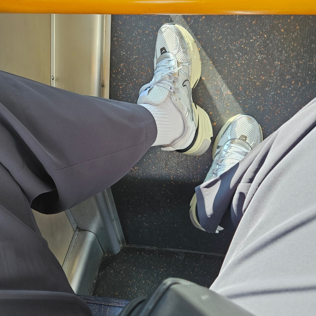Nike V2K Run Summit White Metallic Silver 착용 스타일