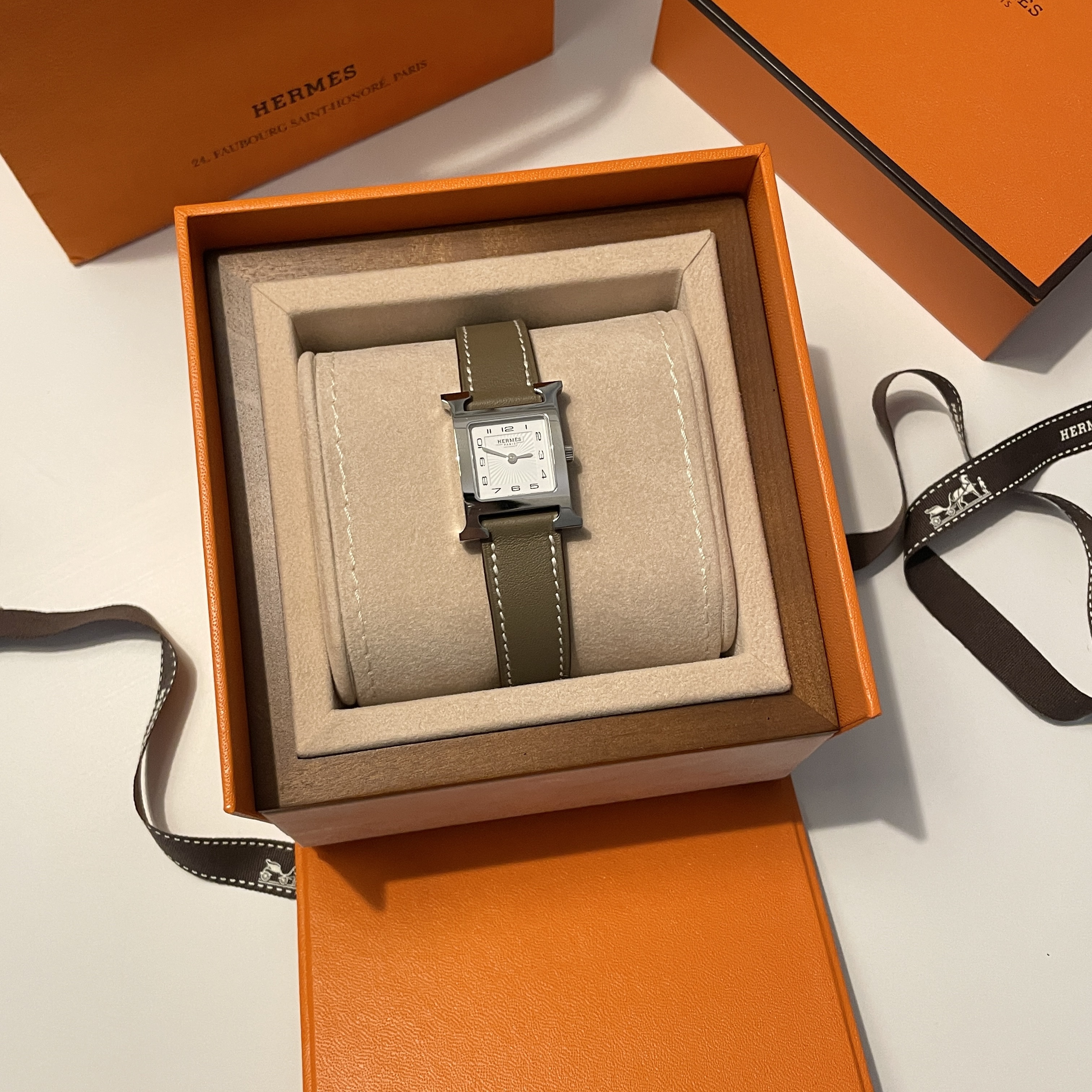Hermes Heure H Watch Small Etoupe Swift Strap & Steel 착용 스타일