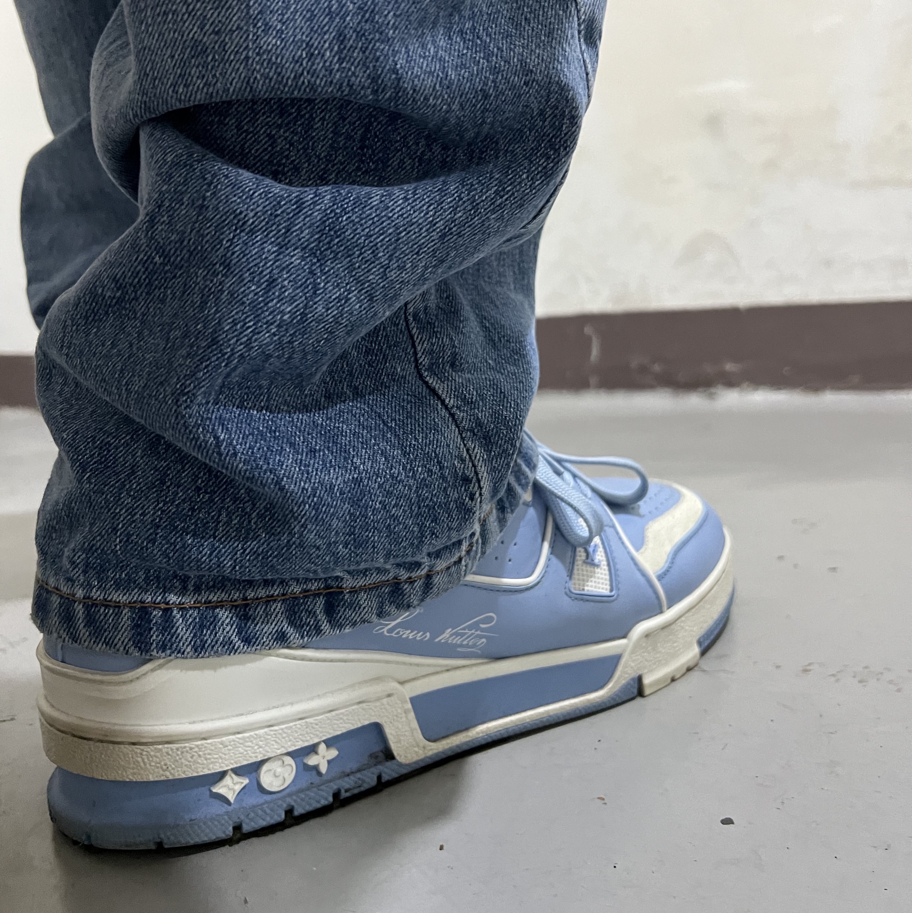Louis Vuitton LV Trainer Sneakers Marine, Stussy Built Tough T-Shirt White 착용 스타일 - 4