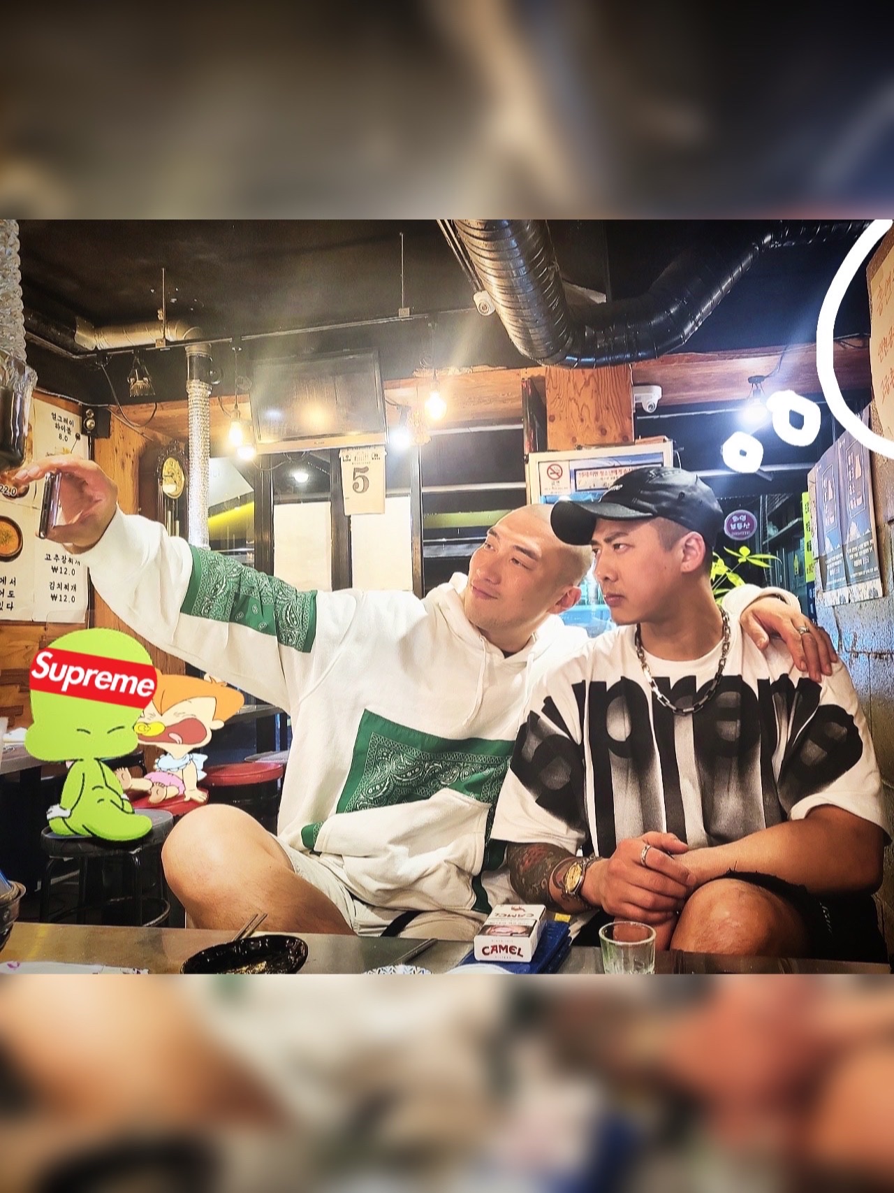 Supreme Pigment Canvas S Logo 6-Panel Red - 23SS, Supreme x MLB Kanji Teams T-Shirt Yankees Red - 22FW 착용 스타일 - 5