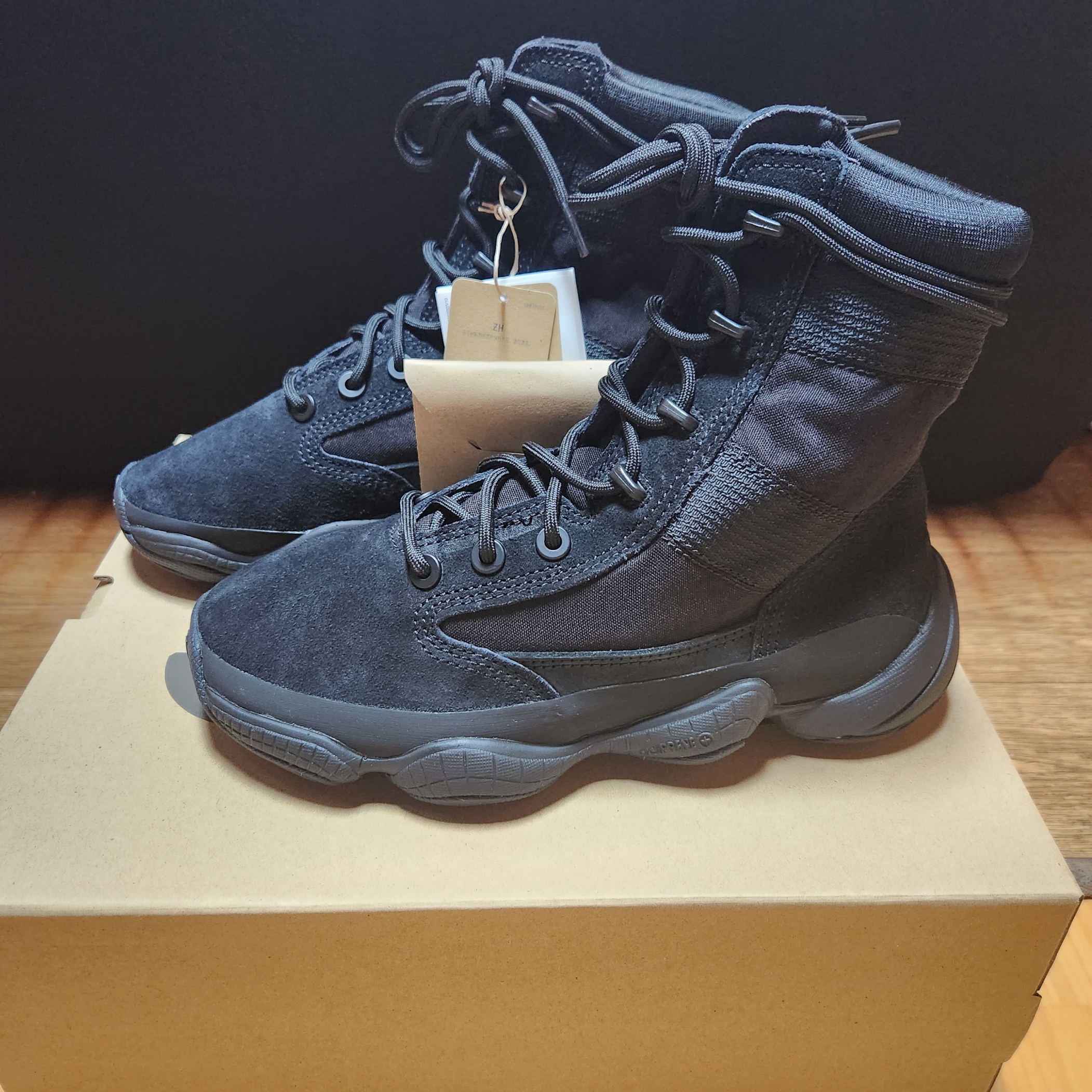 Adidas Yeezy 500 High Tactical Utility Black 착용 스타일 - 3