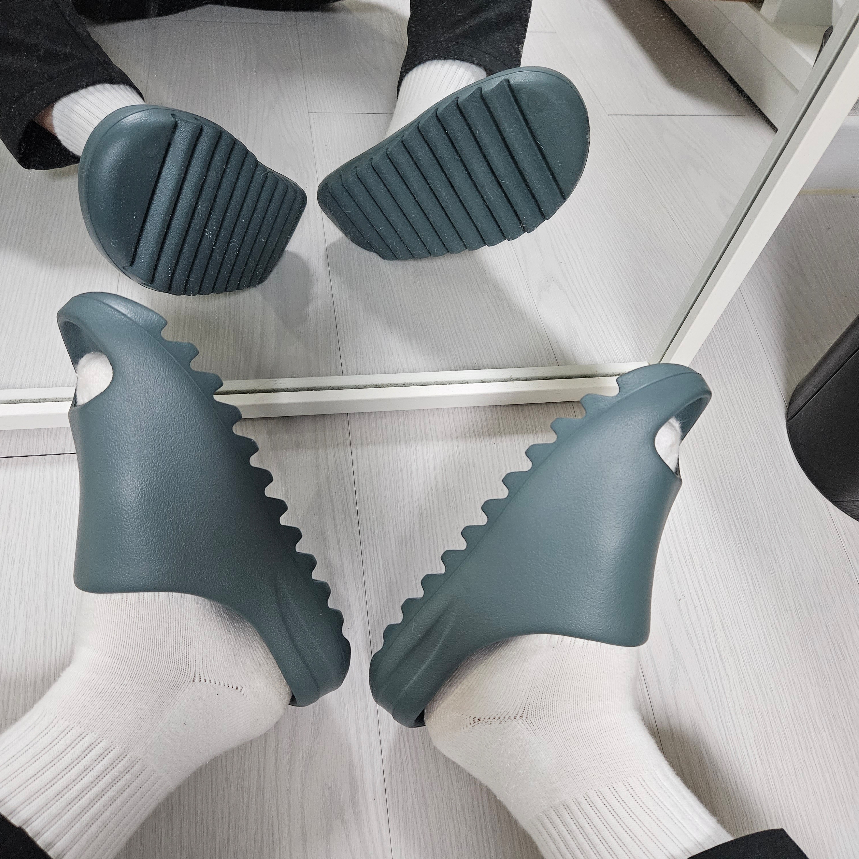 Adidas Yeezy Slide Slate Marine 착용 스타일 - 2