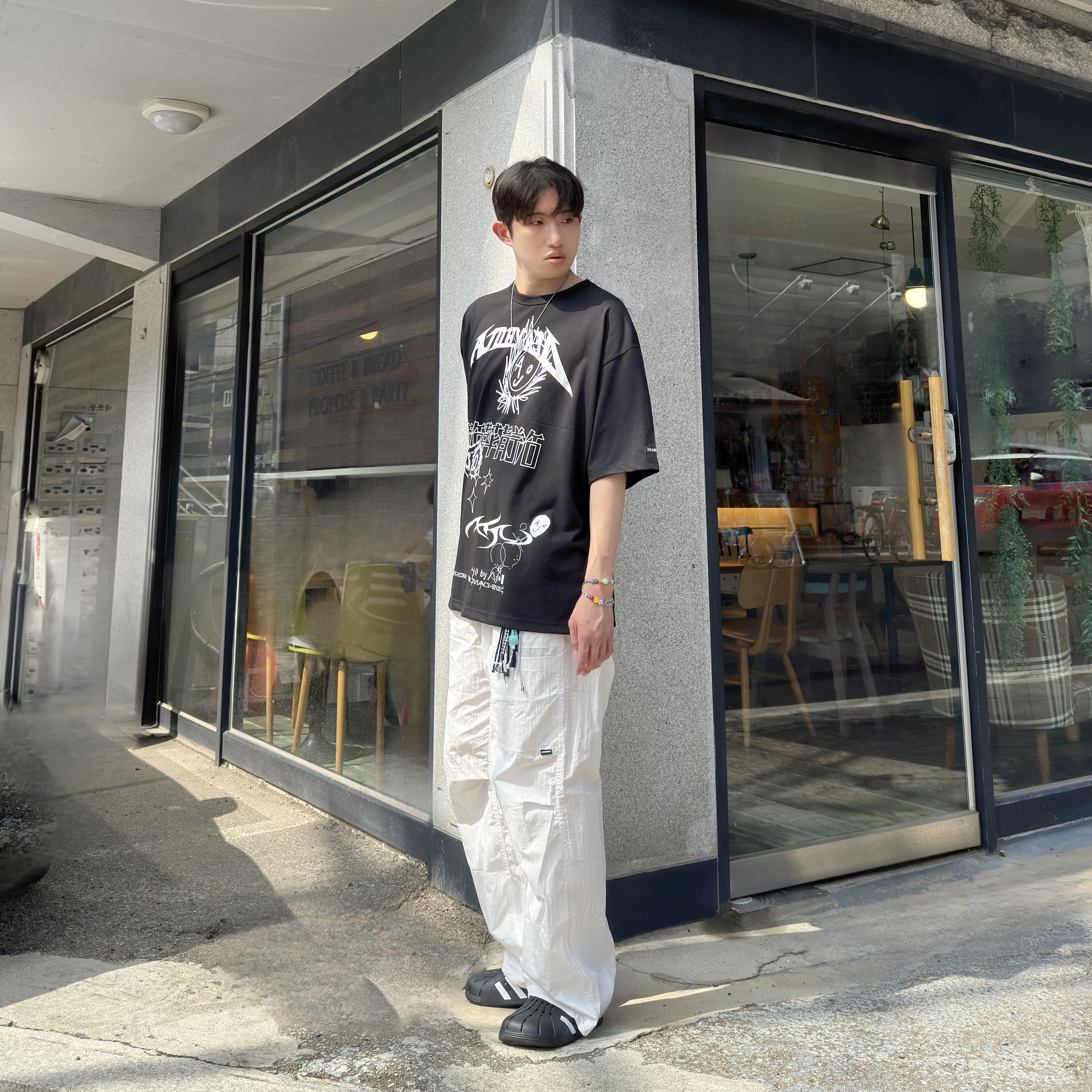 Adidas Adilette Clog Black White 착용 스타일 - 1