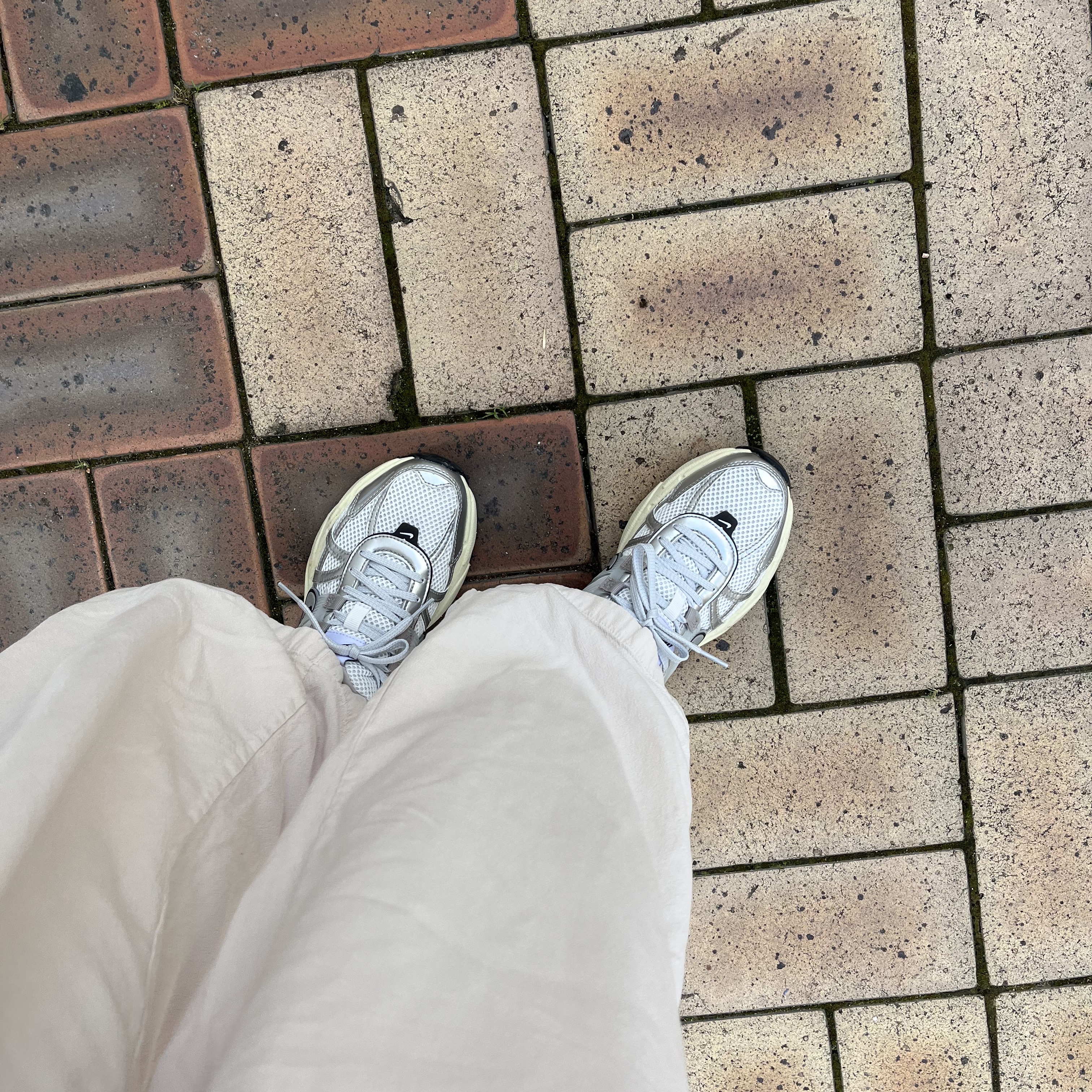 Nike V2K Run Summit White Metallic Silver 착용 스타일 - 3